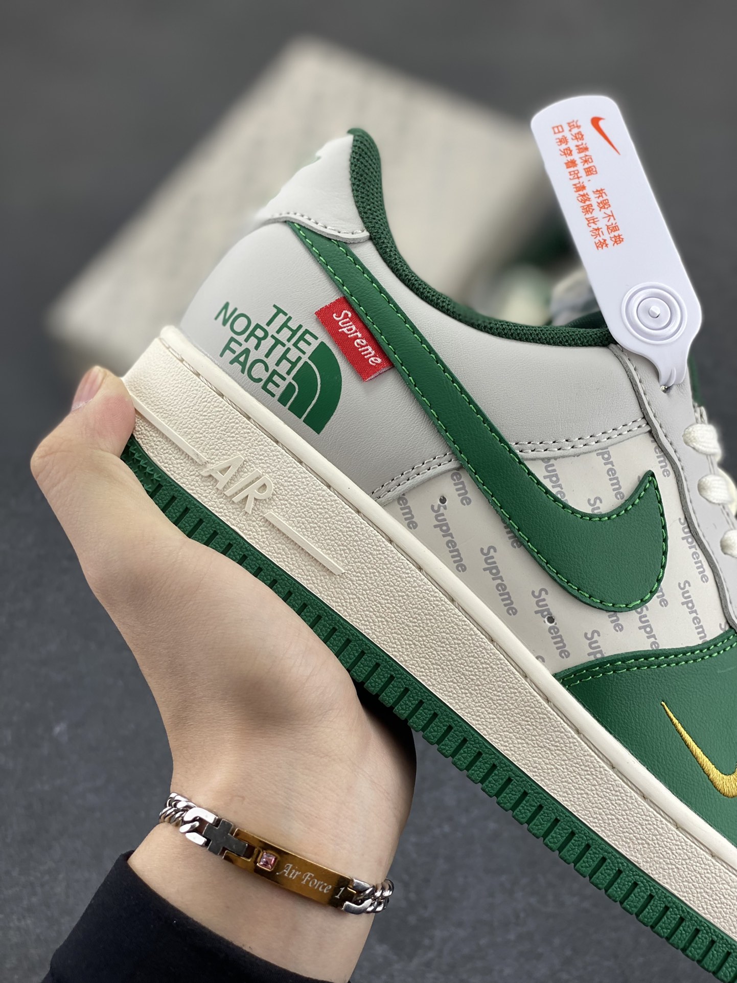 图片[6]-NIke Air Force 1 \’07 Low “北面Supreme联名——孔雀绿”空军一号 低帮 运动鞋 休闲鞋 折边针车 工艺难度大 原楦头原纸板 原装鞋盒 定制五金配件 内置全掌气垫 原厂鞋底 货号：ZH2598-321 尺码：36 36.5 37.5 38 38.5 39 40 40.5 41 42 42.5 43 44 44.5 45-选品中心