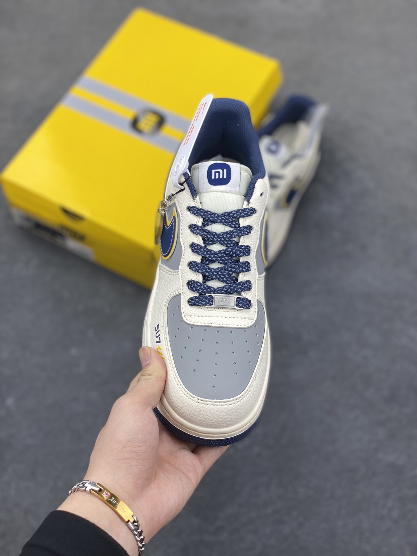 图片[2]-NIke Air Force 1 \’07 Low “xiaomi联名——流星蓝”空军一号 低帮 运动鞋 休闲鞋 折边针车 工艺难度大 原楦头原纸板 原装鞋盒 定制五金配件 内置全掌气垫 原厂鞋底 货号：XX3168-213 尺码：36 36.5 37.5 38 38.5 39 40 40.5 41 42 42.5 43 44 44.5 45-选品中心