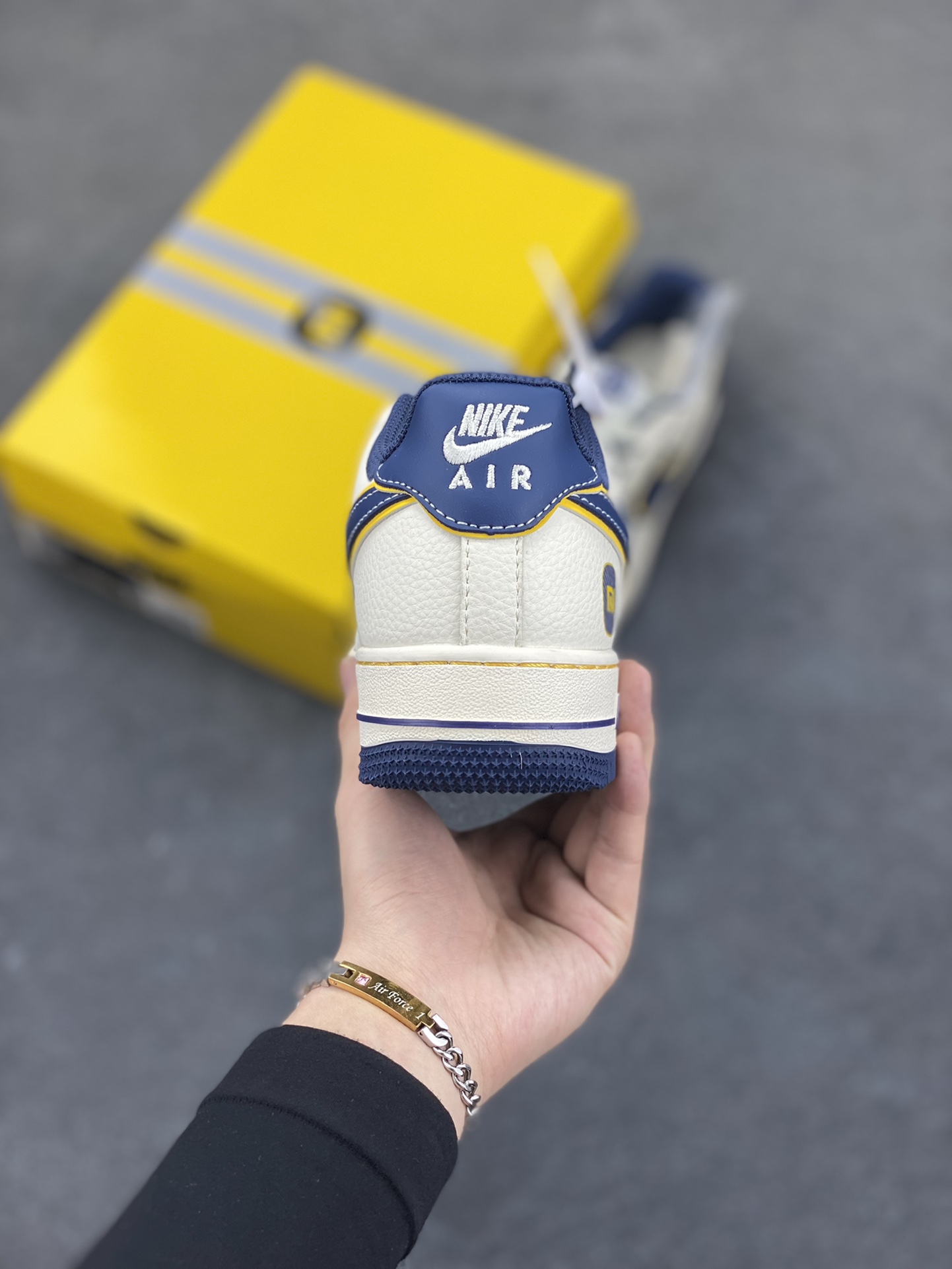 图片[4]-NIke Air Force 1 \’07 Low “xiaomi联名——流星蓝”空军一号 低帮 运动鞋 休闲鞋 折边针车 工艺难度大 原楦头原纸板 原装鞋盒 定制五金配件 内置全掌气垫 原厂鞋底 货号：XX3168-213 尺码：36 36.5 37.5 38 38.5 39 40 40.5 41 42 42.5 43 44 44.5 45-选品中心