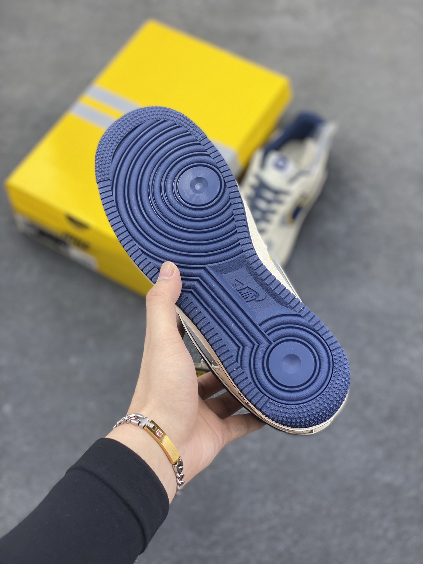 图片[5]-NIke Air Force 1 \’07 Low “xiaomi联名——流星蓝”空军一号 低帮 运动鞋 休闲鞋 折边针车 工艺难度大 原楦头原纸板 原装鞋盒 定制五金配件 内置全掌气垫 原厂鞋底 货号：XX3168-213 尺码：36 36.5 37.5 38 38.5 39 40 40.5 41 42 42.5 43 44 44.5 45-选品中心