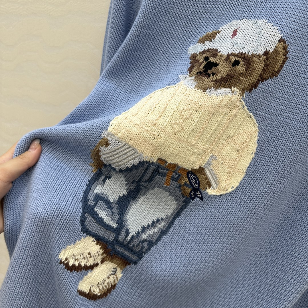 独家首发❤️原单品质❤️浓郁美式风，穿白色毛衣的小熊手勾图案！经典H宽松版型两侧开叉设计！品质控必入。进