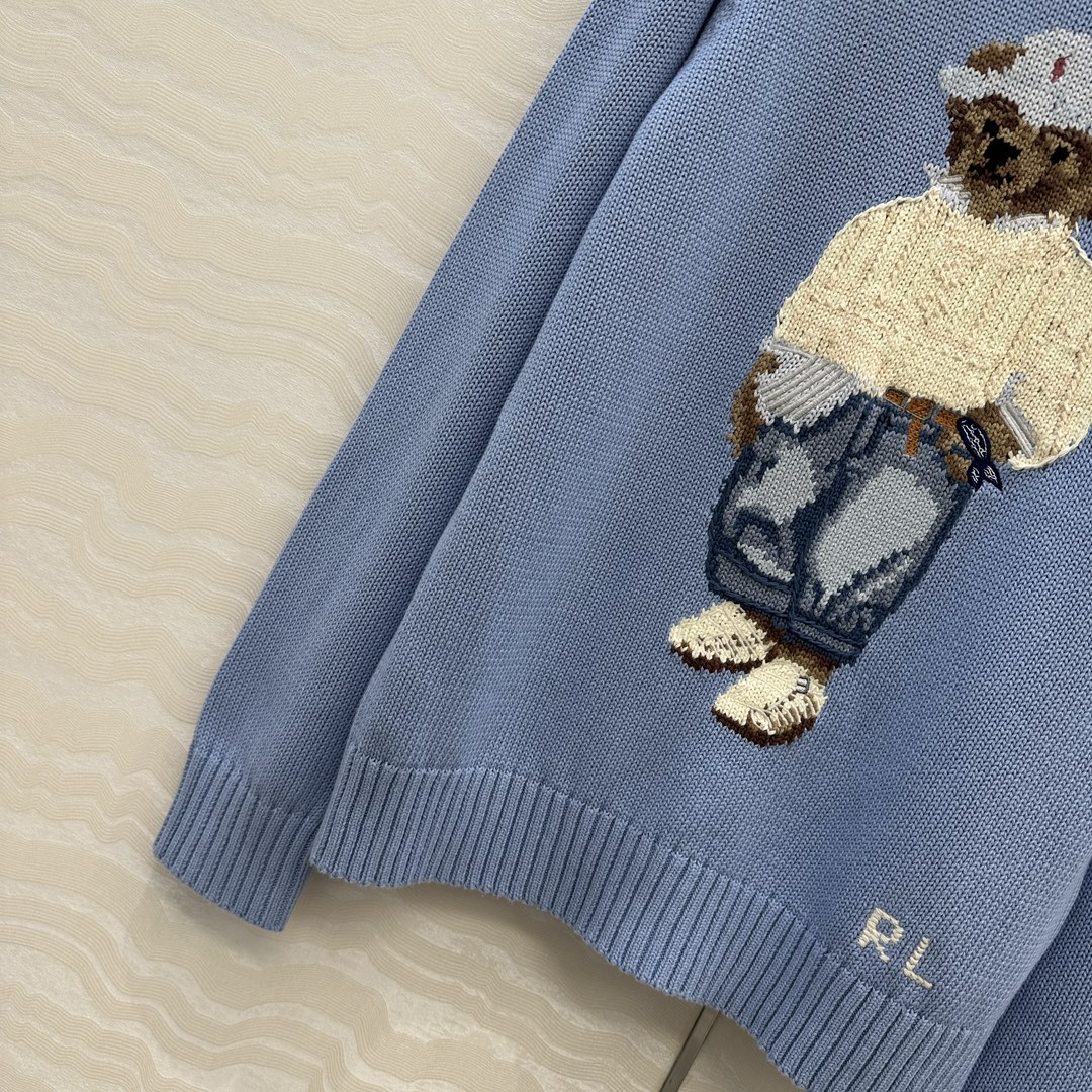 独家首发❤️原单品质❤️浓郁美式风，穿白色毛衣的小熊手勾图案！经典H宽松版型两侧开叉设计！品质控必入。进