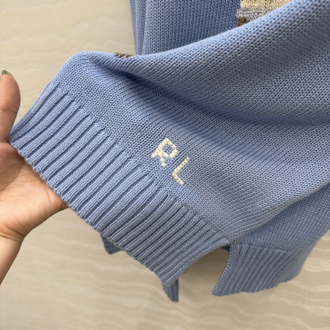 独家首发❤️原单品质❤️浓郁美式风，穿白色毛衣的小熊手勾图案！经典H宽松版型两侧开叉设计！品质控必入。进