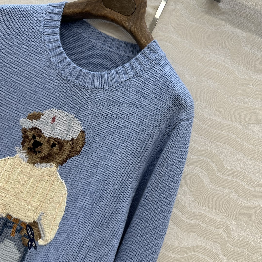 独家首发❤️原单品质❤️浓郁美式风，穿白色毛衣的小熊手勾图案！经典H宽松版型两侧开叉设计！品质控必入。进