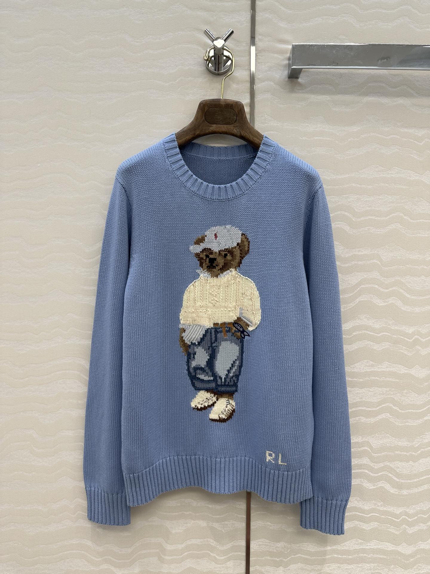 独家首发❤️原单品质❤️浓郁美式风，穿白色毛衣的小熊手勾图案！经典H宽松版型两侧开叉设计！品质控必入。进