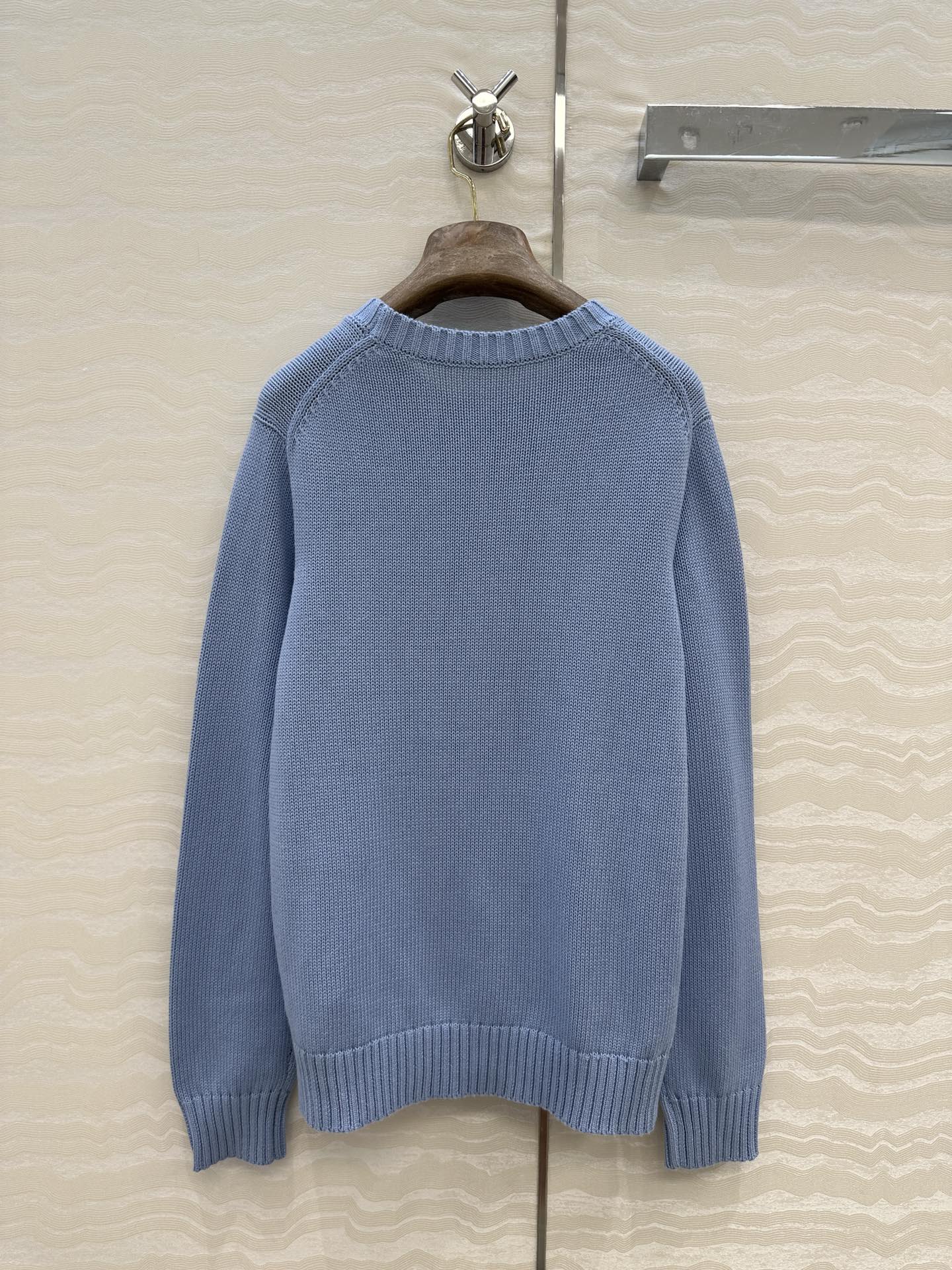 独家首发❤️原单品质❤️浓郁美式风，穿白色毛衣的小熊手勾图案！经典H宽松版型两侧开叉设计！品质控必入。进