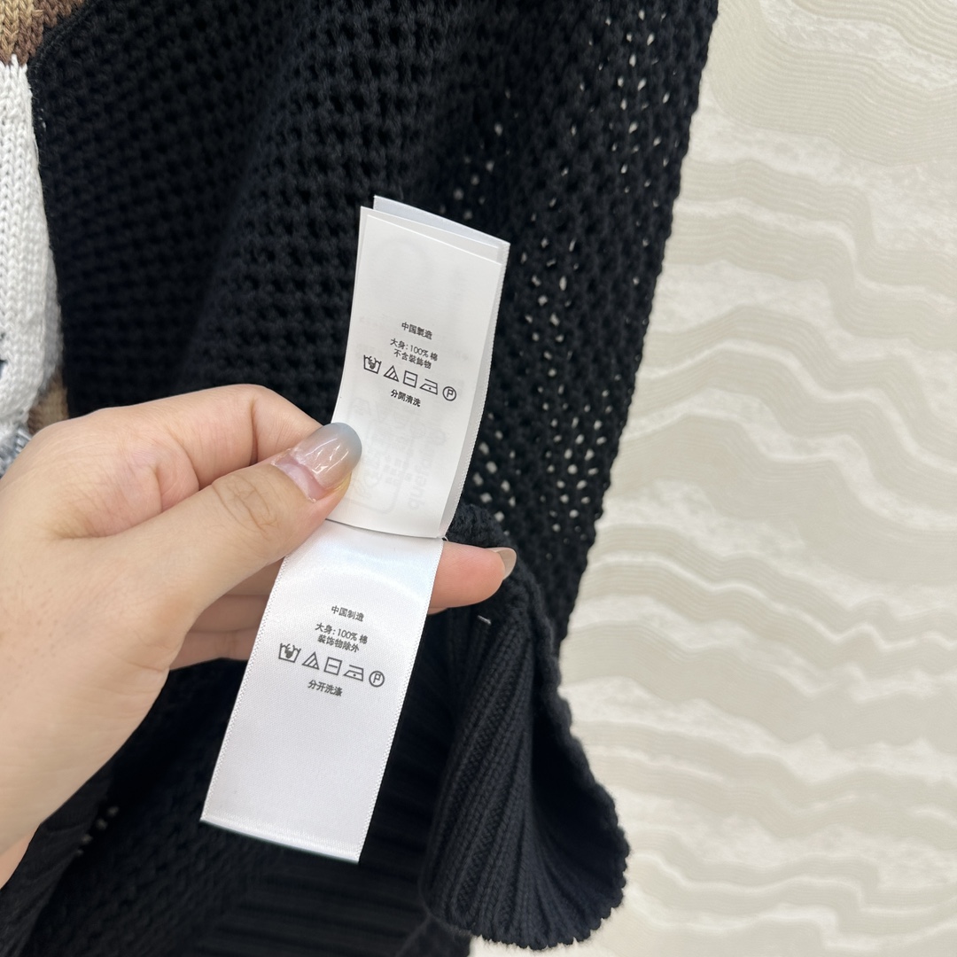 独家首发❤️原单品质❤️浓郁美式风，运动小熊手勾图案黑色缕空勾花气衣。！经典H宽松版型两侧开叉设计！品质