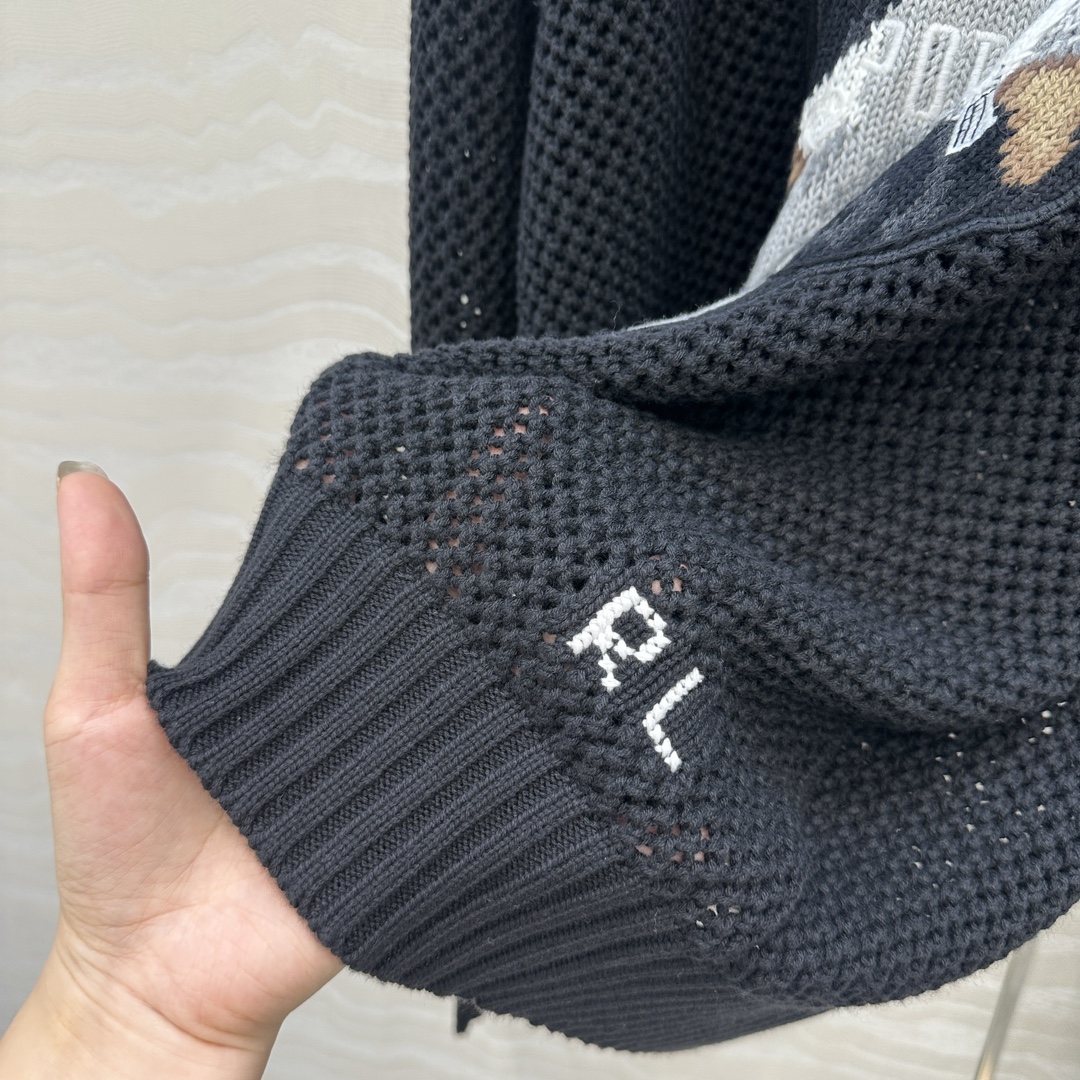 独家首发❤️原单品质❤️浓郁美式风，运动小熊手勾图案黑色缕空勾花气衣。！经典H宽松版型两侧开叉设计！品质