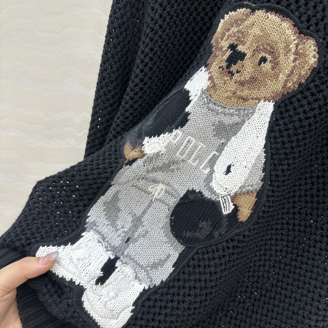 独家首发❤️原单品质❤️浓郁美式风，运动小熊手勾图案黑色缕空勾花气衣。！经典H宽松版型两侧开叉设计！品质