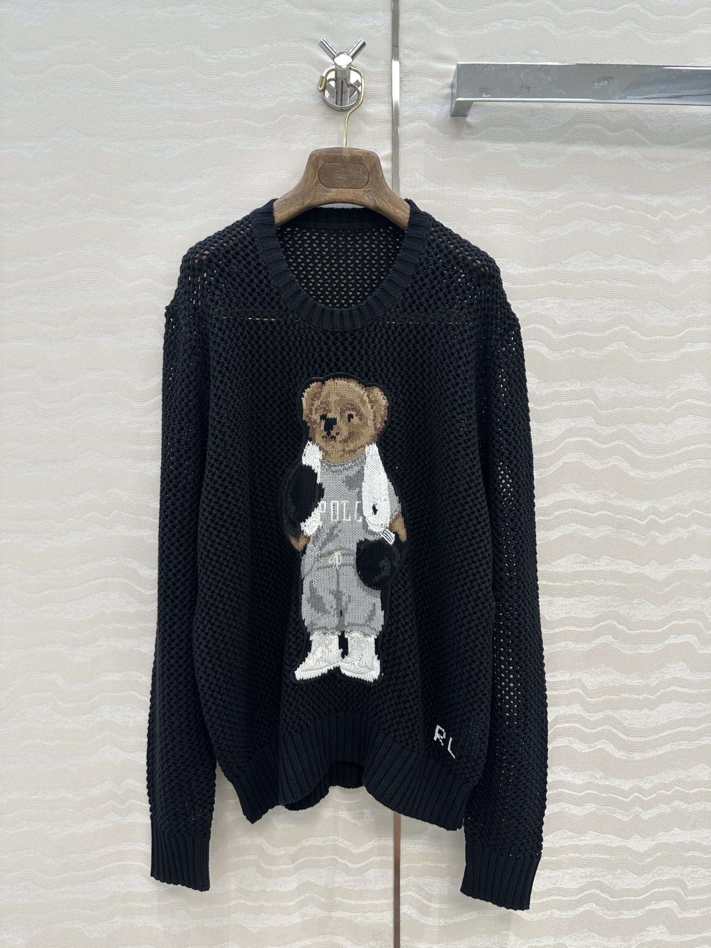 独家首发❤️原单品质❤️浓郁美式风，运动小熊手勾图案黑色缕空勾花气衣。！经典H宽松版型两侧开叉设计！品质