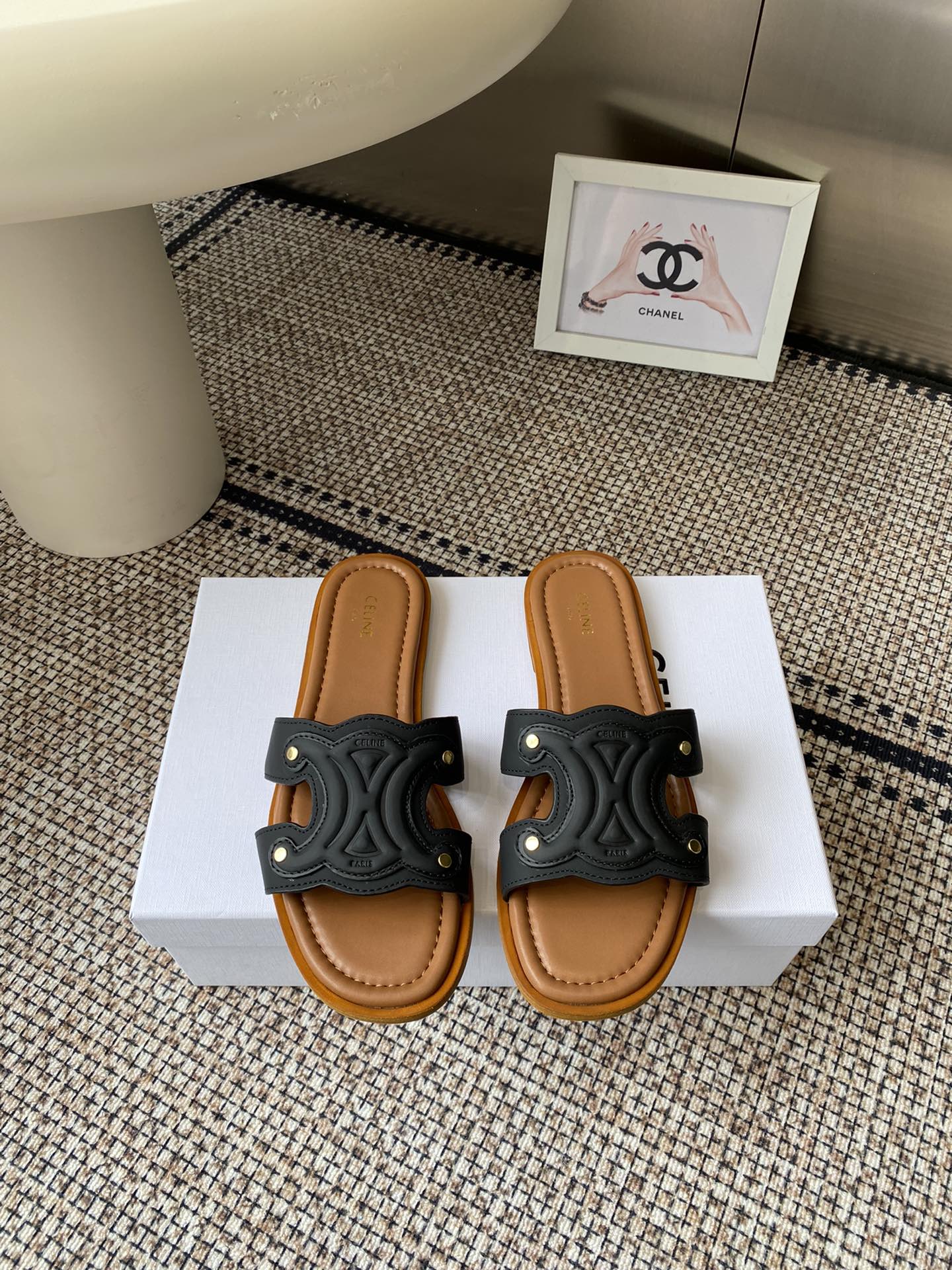 NO:511922,Purchase grade CELINE 25ss Spring and summer new slippers Arc de Triomphe British style flat-soled micro-label slippers Simple, elegant and fashionable, unsightly and timeless. It is the classic of the fashion circle that never fades away. The retro British style allows you to wear a different temperament. Original imported cowhide fabric, inner cowhide, cowhide original: genuine leather sole Size35-40 (40 customized, non-return and exchange), slippers, celine, slippers, cowhide19860909代购级 CELINE塞琳 25ss 春夏新款拖鞋 凯旋门英伦风平底微标拖鞋 简约大气时髦 耐看不过时 是时尚圈永不退潮的经典所在,复古的英伦风格,让你穿出不一样的气质 面料原版进口牛皮 内里牛皮内里 原版:真皮鞋底 Size35-40（40 订做不退换）,拖鞋,celine,slippers,cowhide,Women's Shoes