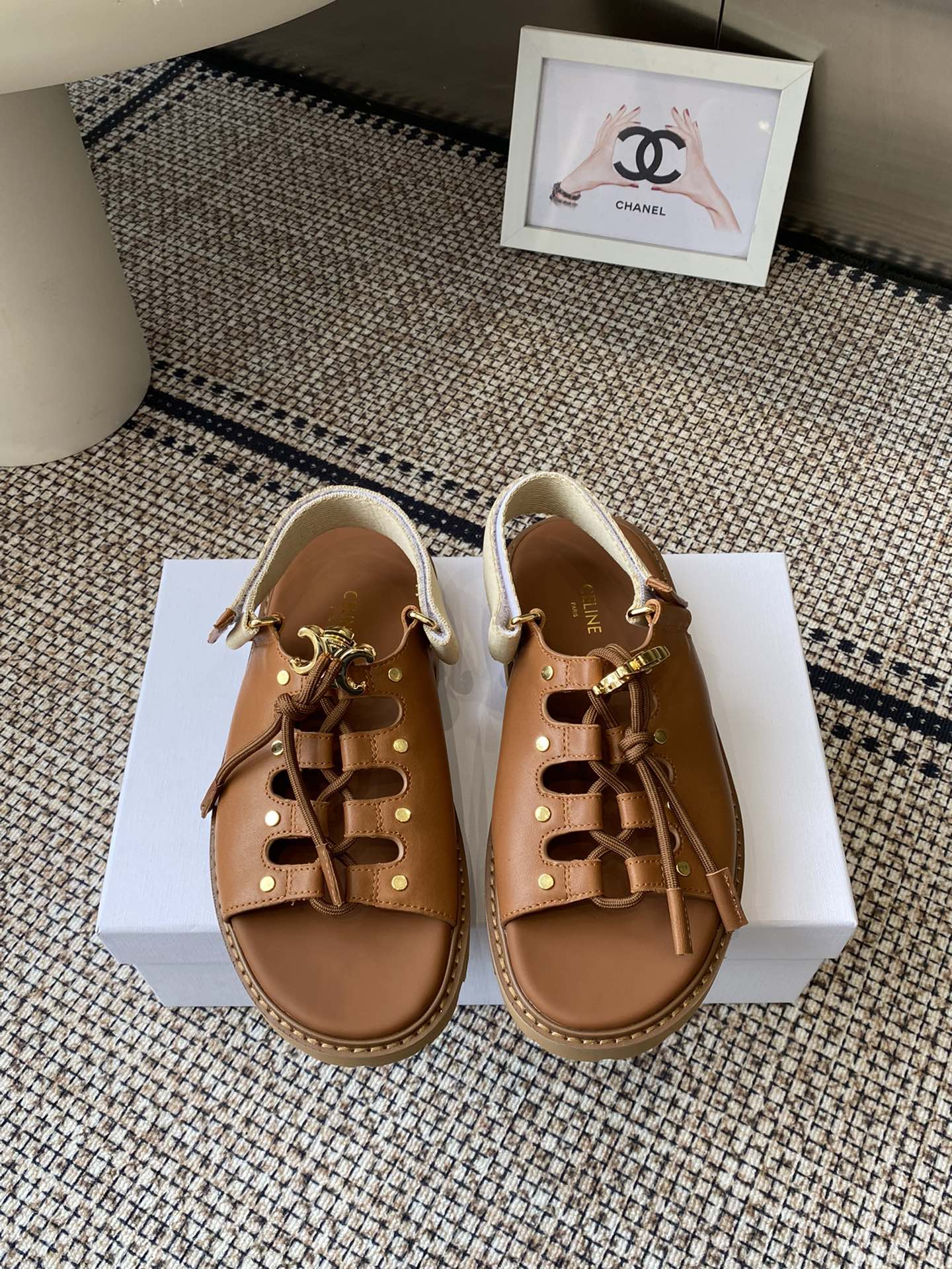 NO:511934,Purchase grade Celine Silin 25ss summer new product Arc de Triomphe Spring latest hit sandals summer socks are absolutely amazing. The retro point brings a full sense of fashionable appearance and original purchase and development. The highest output is restored to the original customized retro feel... Fabric cowhide inner cowhide sole Original open mold wear-resistant velvet combination sole Size35-41 (40 41 custom made without return or exchange), sandals, celine, sandals, cowhide, socks19860909代购级 Celine思琳 25ss夏季新品 凯旋门春最新爆款 凉鞋 夏天搭配袜子 简直绝绝子 复古的点上带上了满分时髦感颜值原版购入开发 依旧最高输出 还原原版定制复古感…… 面料 牛皮 内里 牛皮大底 原版开模耐磨绒组合大底 Size35-41（40 41订做不退换）,凉鞋,celine,sandals,cowhide,socks,Women's Shoes