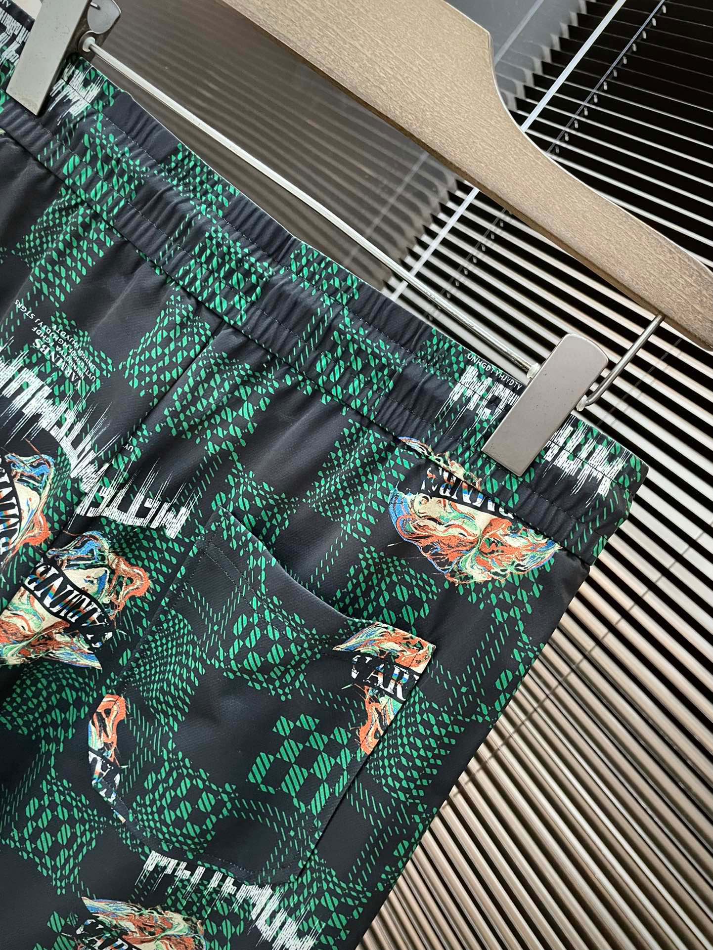 “Versac Spring 2025 Summer Leisure Shorts: Custom-made, Polylipid Fabric, High-End Comfort” - 图片 8