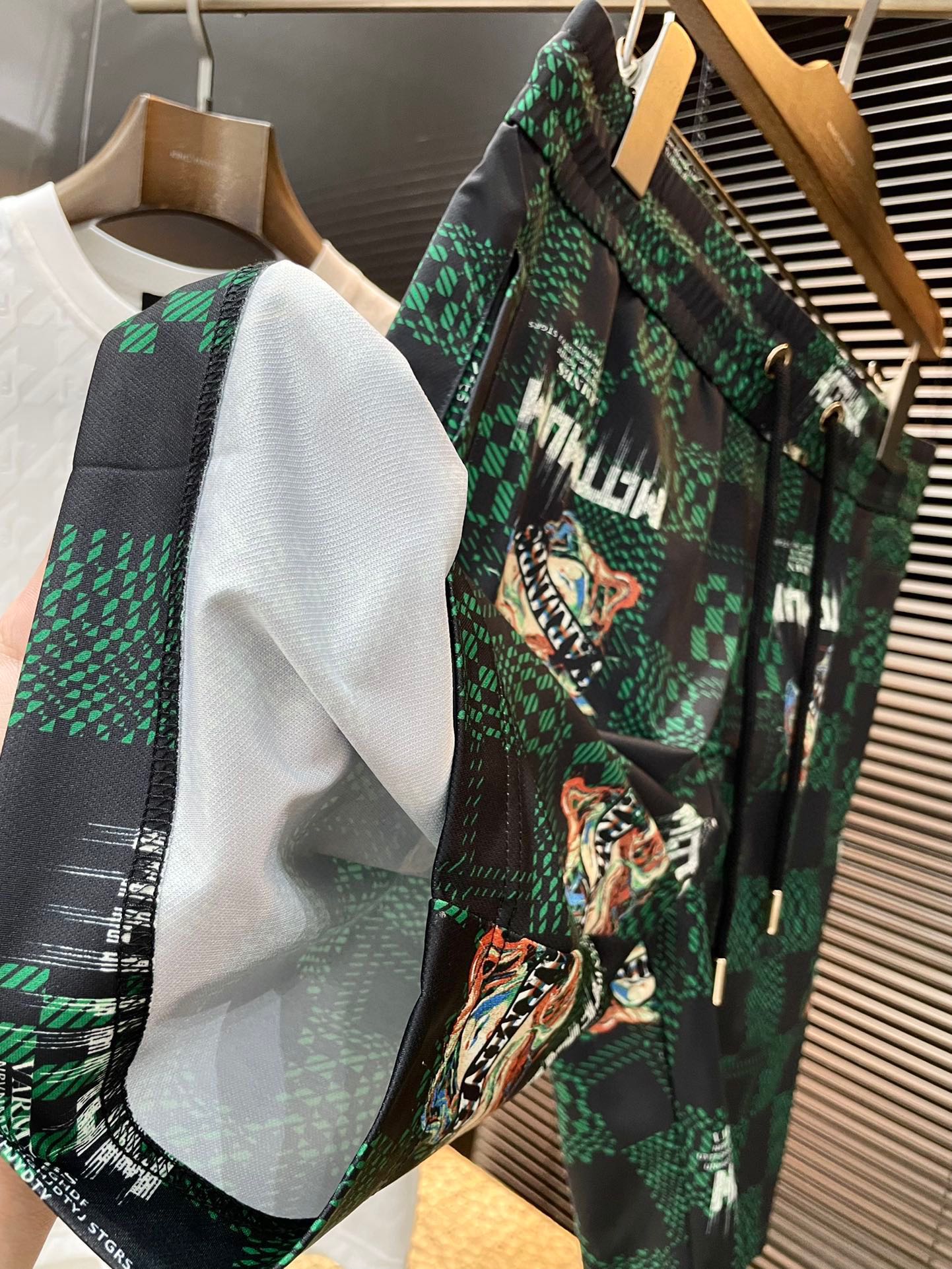 “Versac Spring 2025 Summer Leisure Shorts: Custom-made, Polylipid Fabric, High-End Comfort” - 图片 6