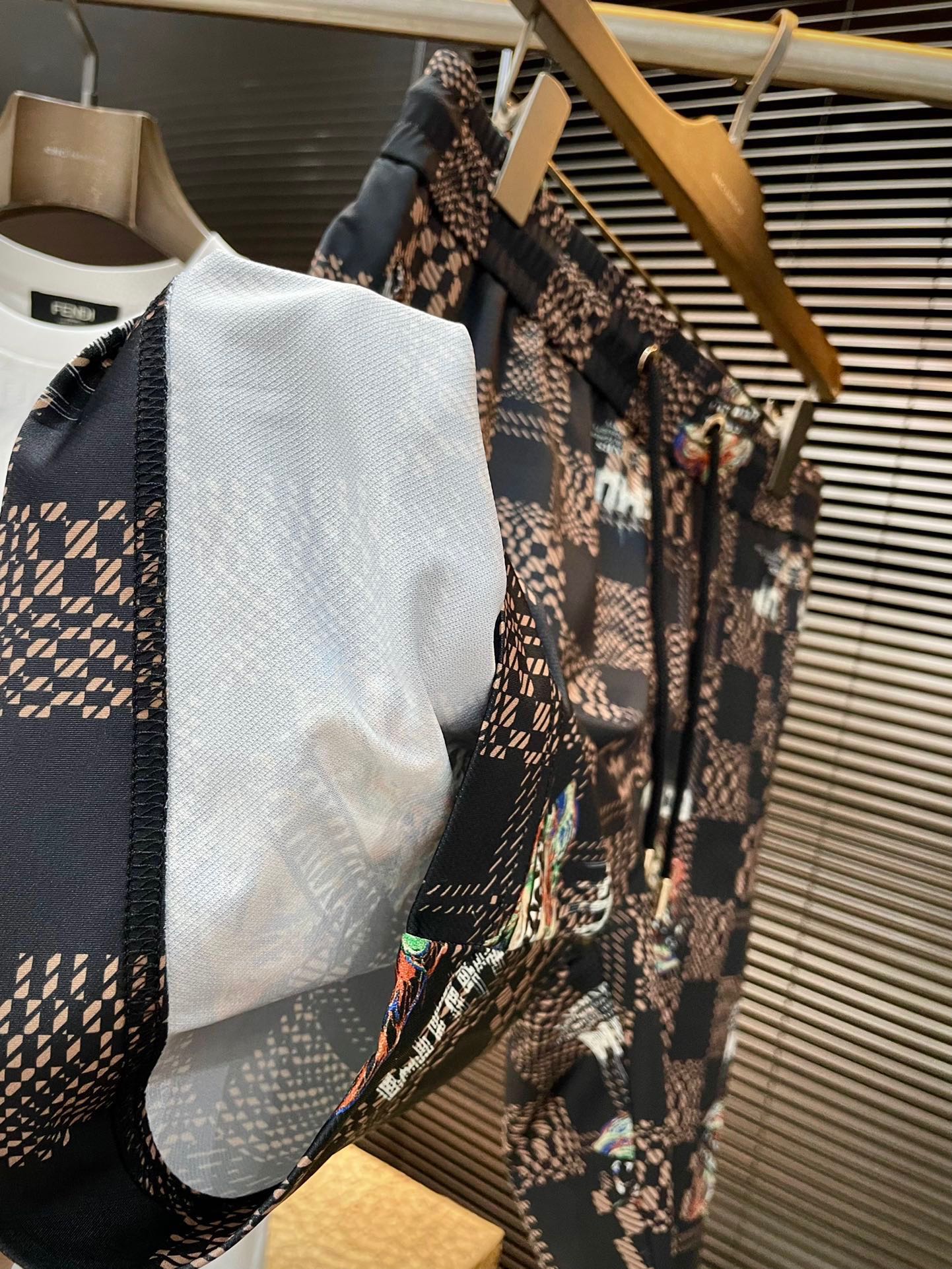 “New 2025 Versac Leisure Shorts: Custom-made, High-end, Imported Fabric, Digital Printing” - 图片 6
