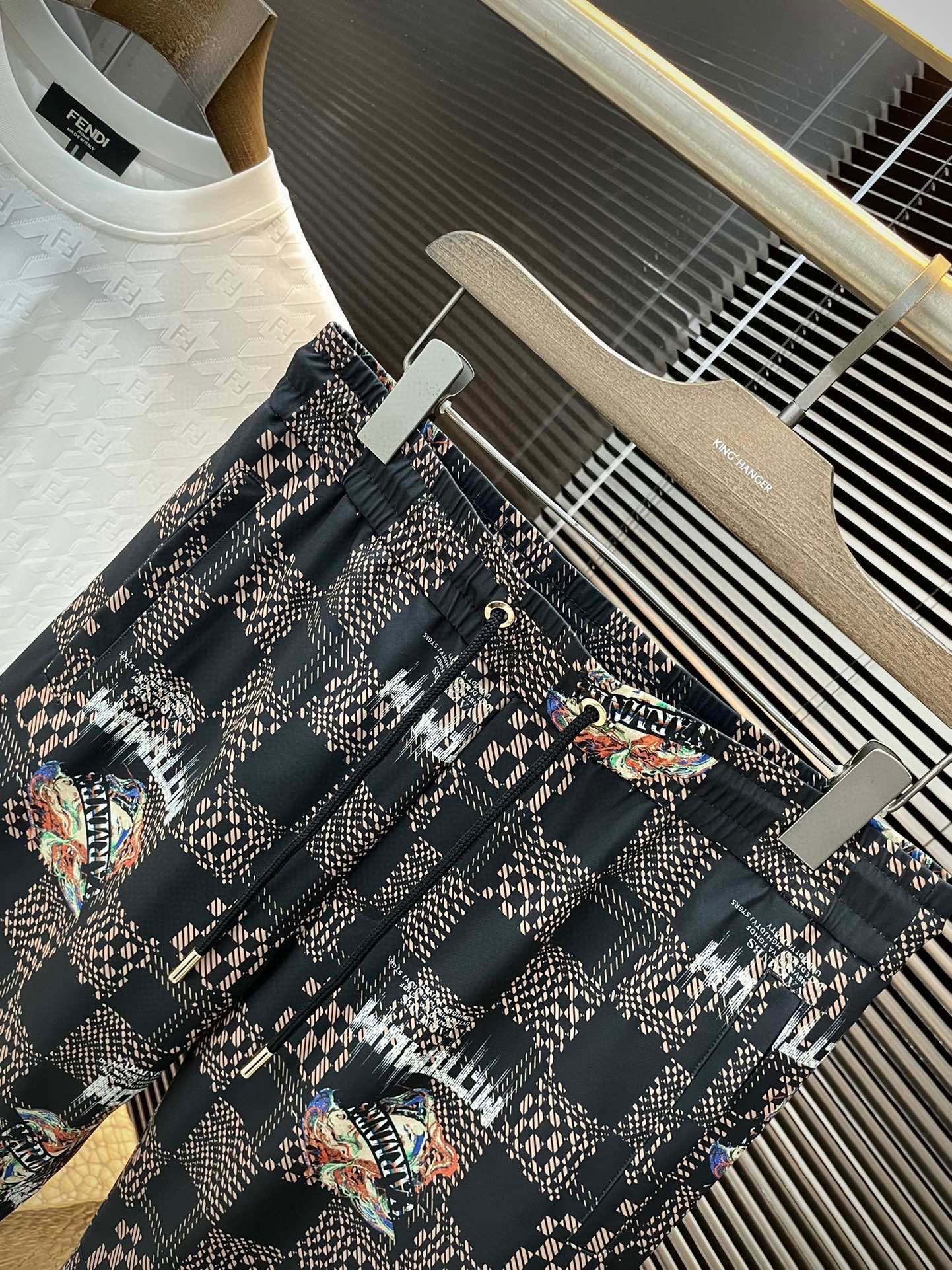 “New 2025 Versac Leisure Shorts: Custom-made, High-end, Imported Fabric, Digital Printing” - 图片 2