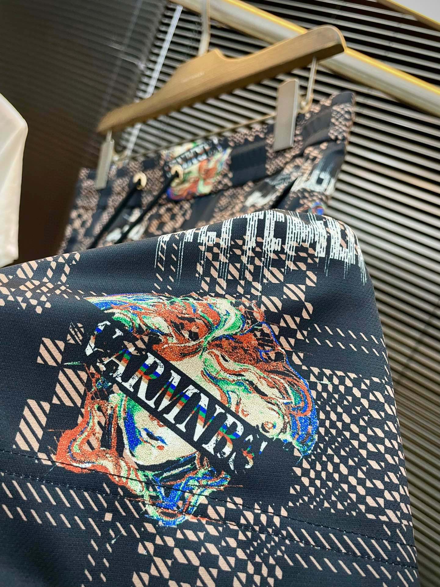 “New 2025 Versac Leisure Shorts: Custom-made, High-end, Imported Fabric, Digital Printing” - 图片 4