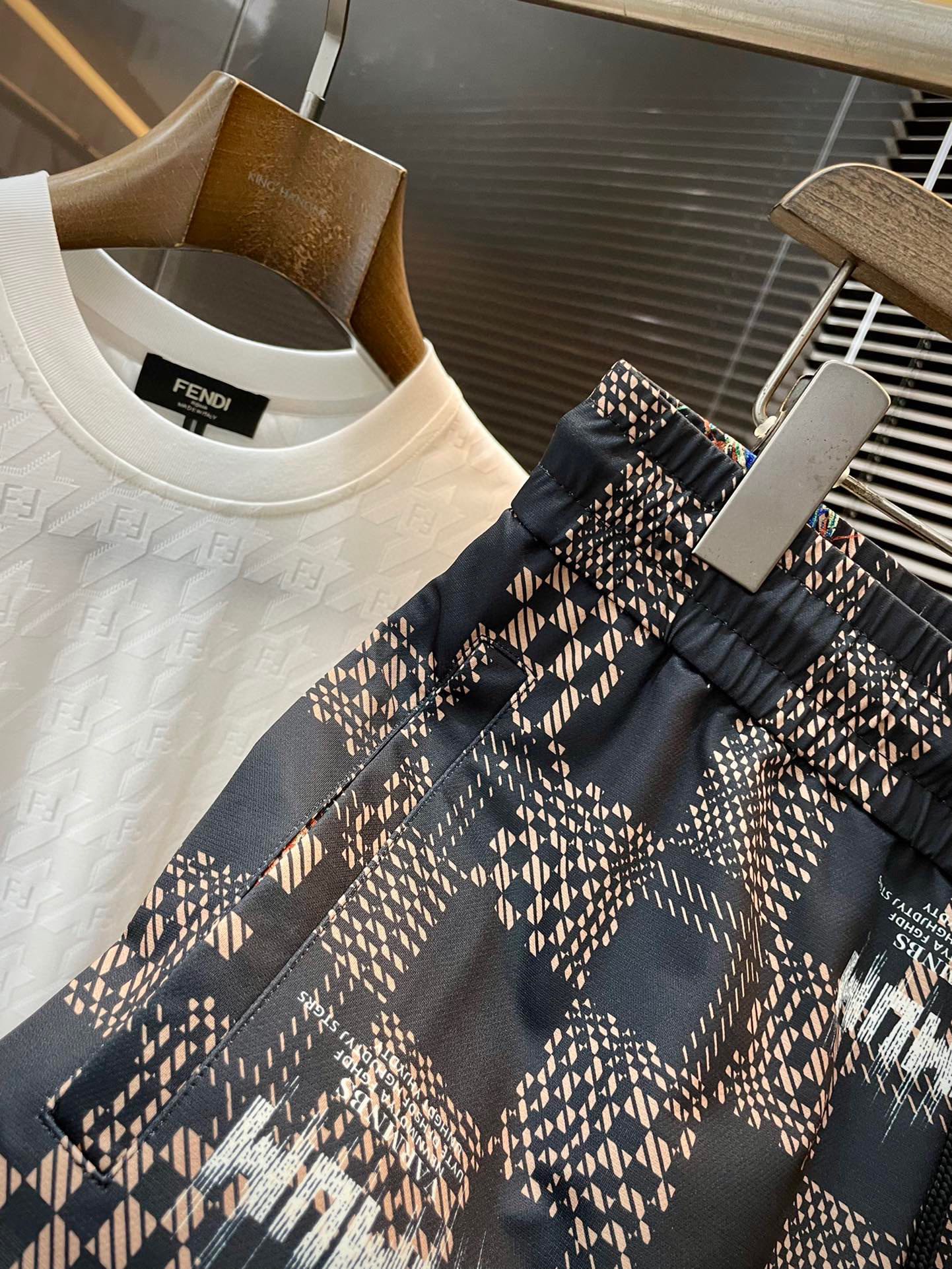 “New 2025 Versac Leisure Shorts: Custom-made, High-end, Imported Fabric, Digital Printing” - 图片 5
