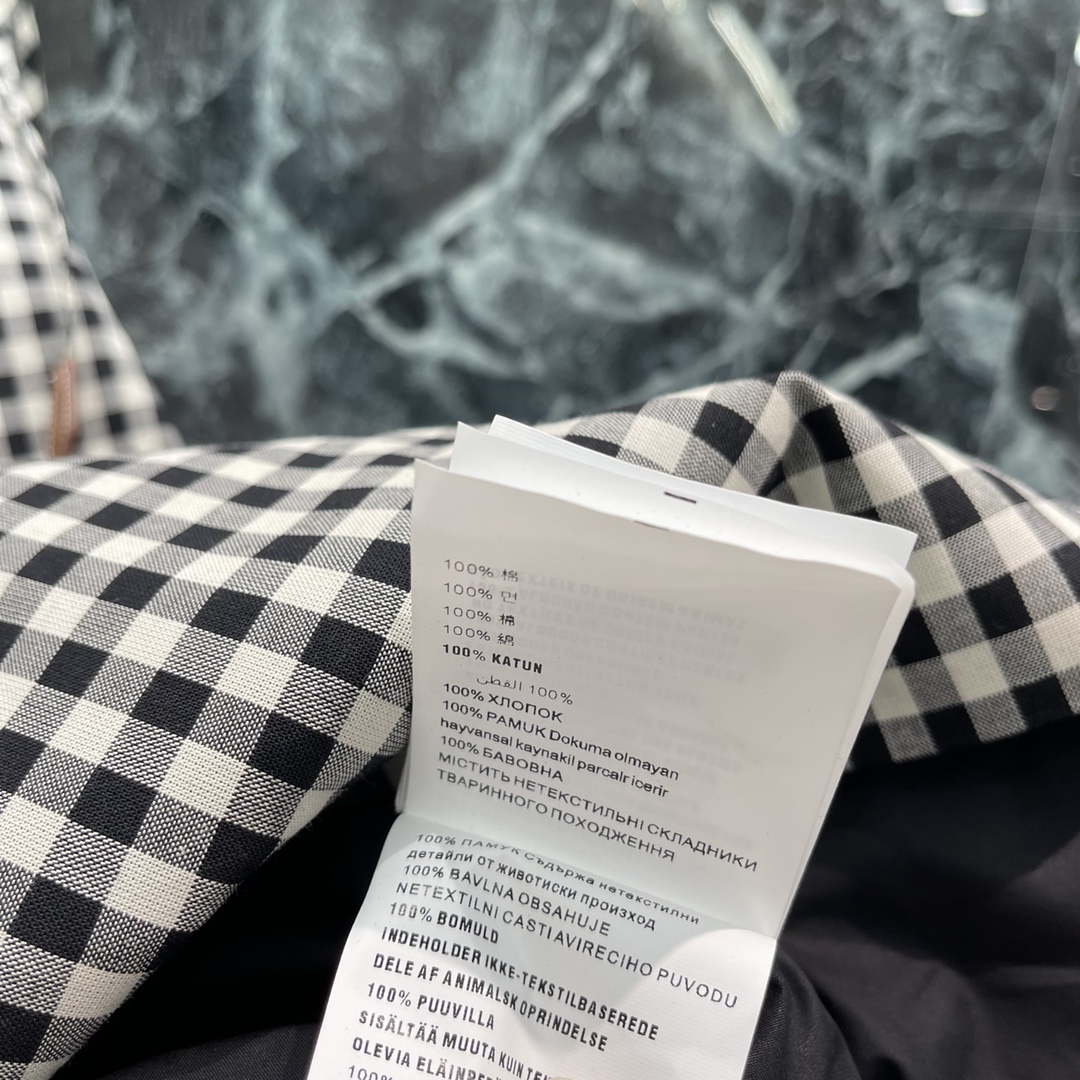 
Miu 25早秋新款 黑白格子吊带裙 又甜又辣的miu系少女风吊带裙 甜酷版型显瘦又高级 装饰皮革吊坠