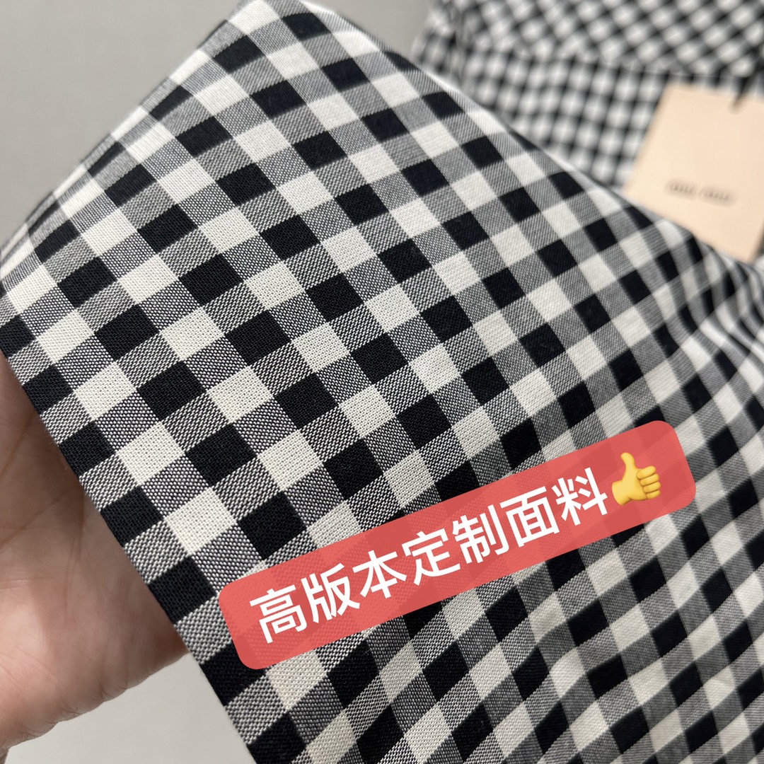 
Miu 25早秋新款 黑白格子吊带裙 又甜又辣的miu系少女风吊带裙 甜酷版型显瘦又高级 装饰皮革吊坠