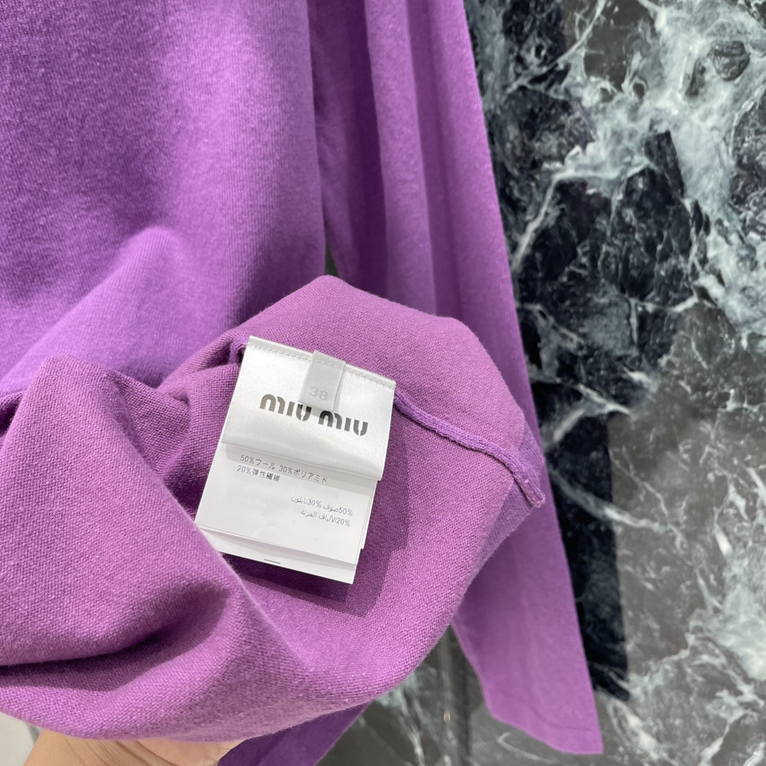
Miu 25早秋新款 微标紫色针织长袖上衣 胸前小logo设计 面料柔软舒适 适合春秋季节穿着 简约大