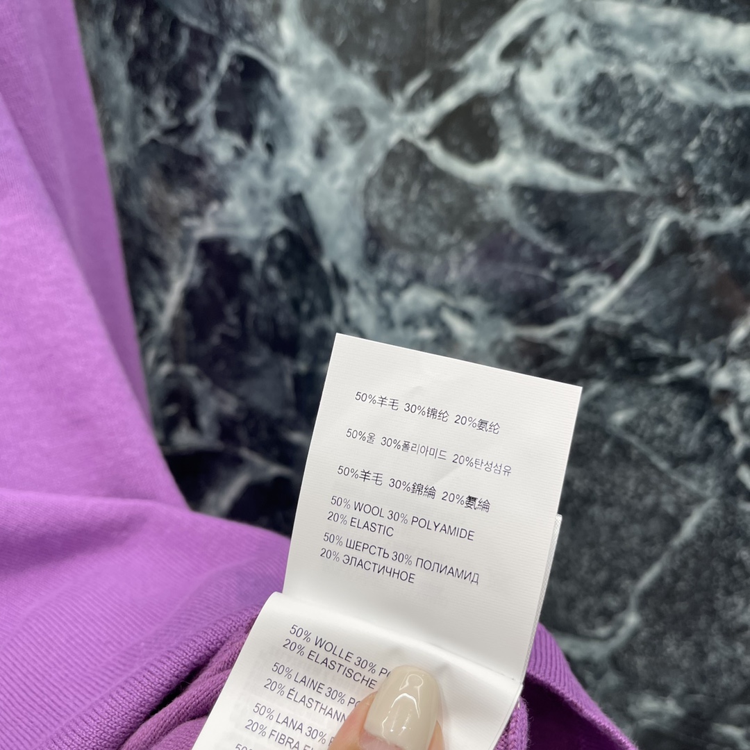
Miu 25早秋新款 微标紫色针织长袖上衣 胸前小logo设计 面料柔软舒适 适合春秋季节穿着 简约大