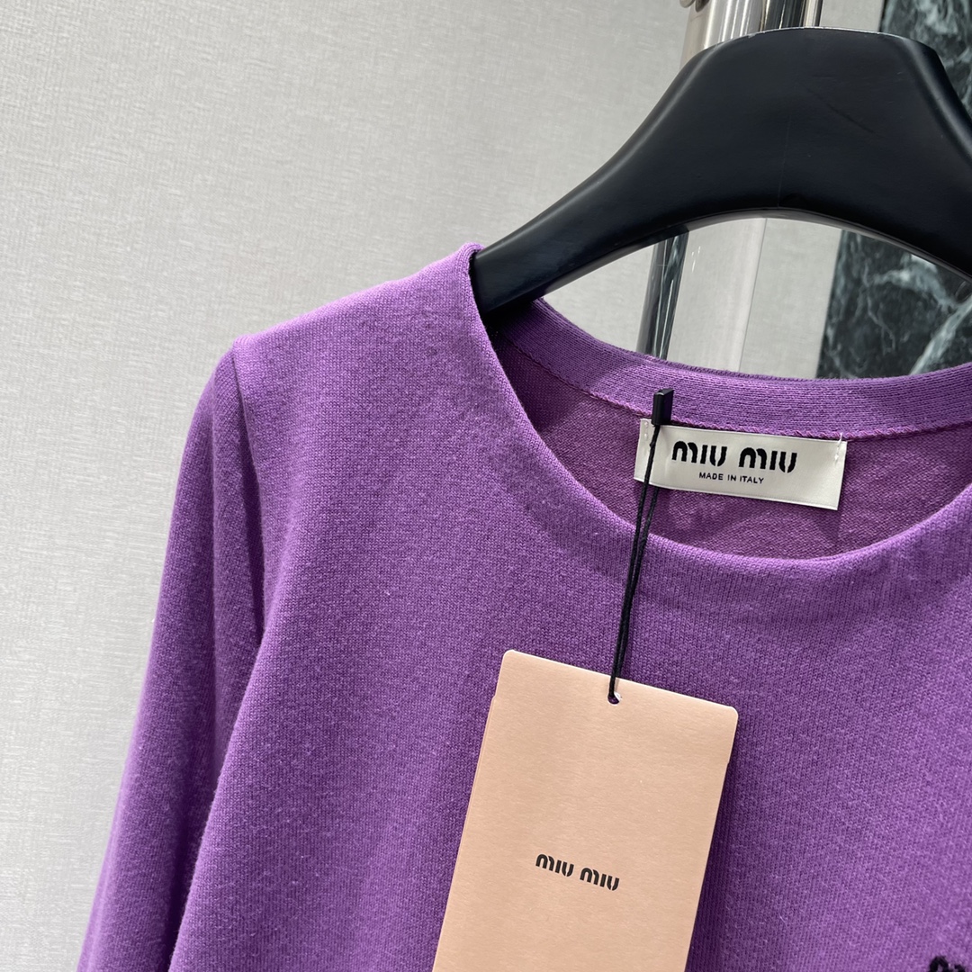 
Miu 25早秋新款 微标紫色针织长袖上衣 胸前小logo设计 面料柔软舒适 适合春秋季节穿着 简约大