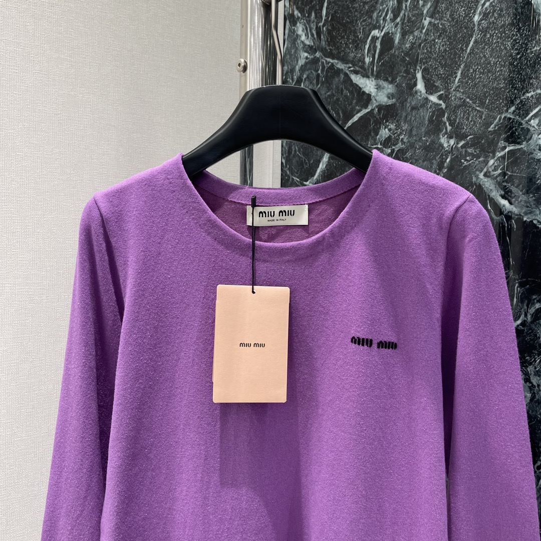 
Miu 25早秋新款 微标紫色针织长袖上衣 胸前小logo设计 面料柔软舒适 适合春秋季节穿着 简约大