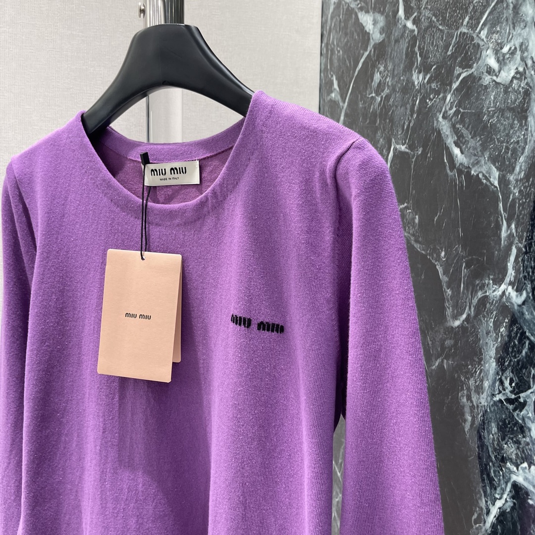 
Miu 25早秋新款 微标紫色针织长袖上衣 胸前小logo设计 面料柔软舒适 适合春秋季节穿着 简约大