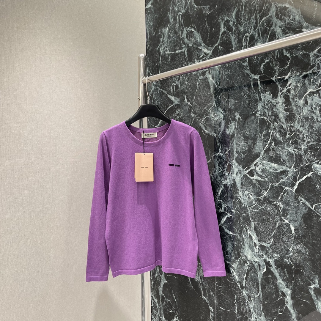 
Miu 25早秋新款 微标紫色针织长袖上衣 胸前小logo设计 面料柔软舒适 适合春秋季节穿着 简约大