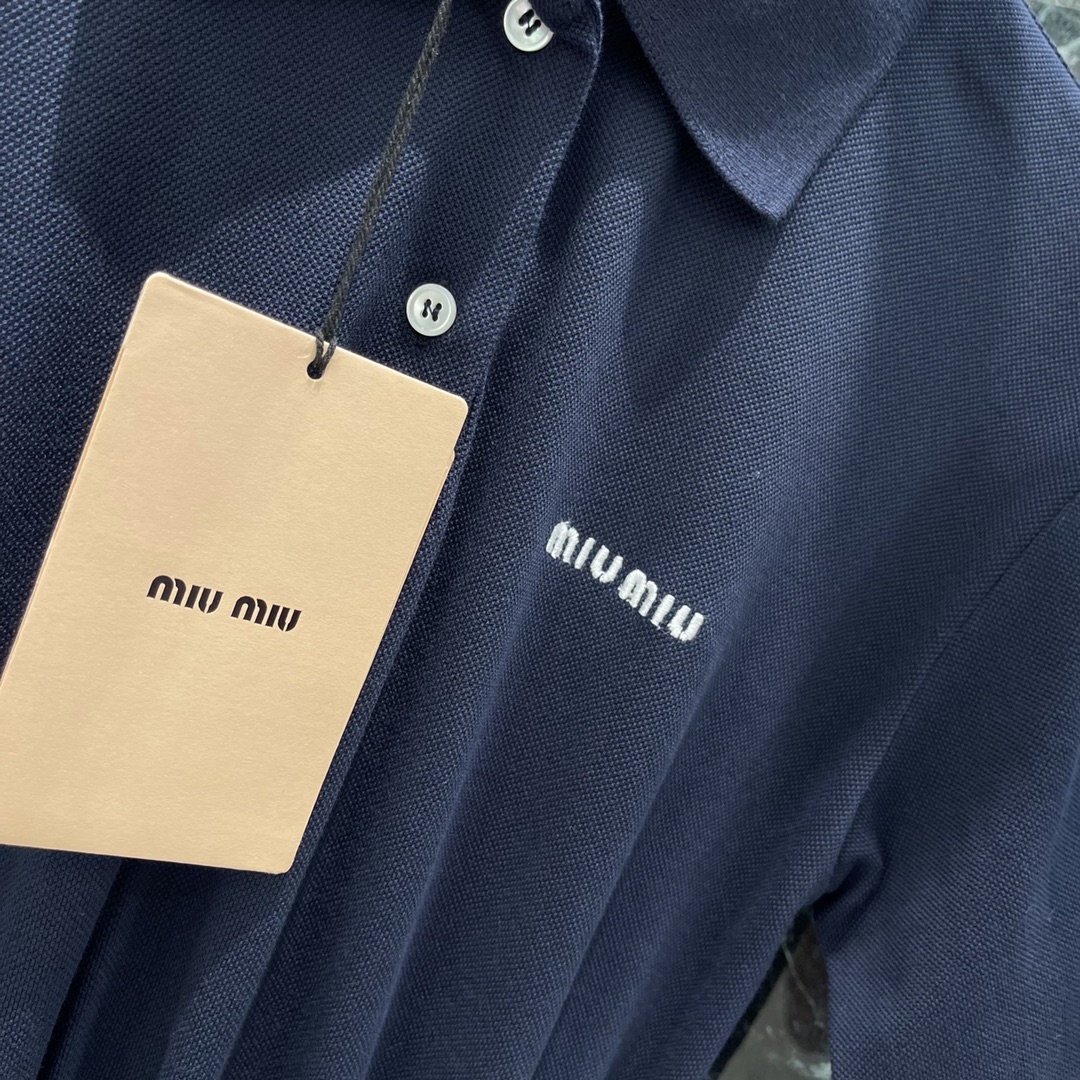 
Miu 25早秋新款 翻领短袖连衣裙 胸前经典品牌logo刺绣点缀，收腰裙摆灵动飘逸 勾勒曼妙身姿 无