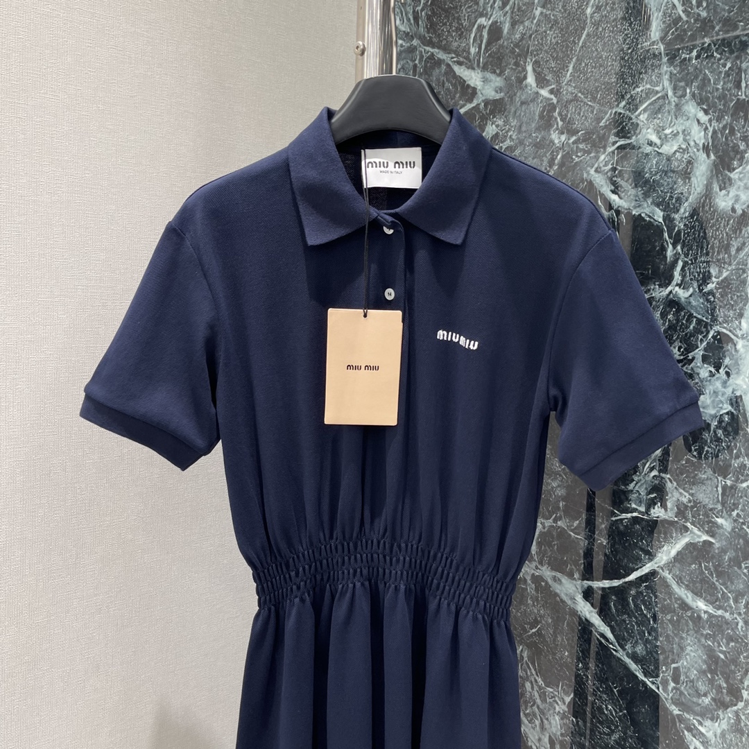 
Miu 25早秋新款 翻领短袖连衣裙 胸前经典品牌logo刺绣点缀，收腰裙摆灵动飘逸 勾勒曼妙身姿 无