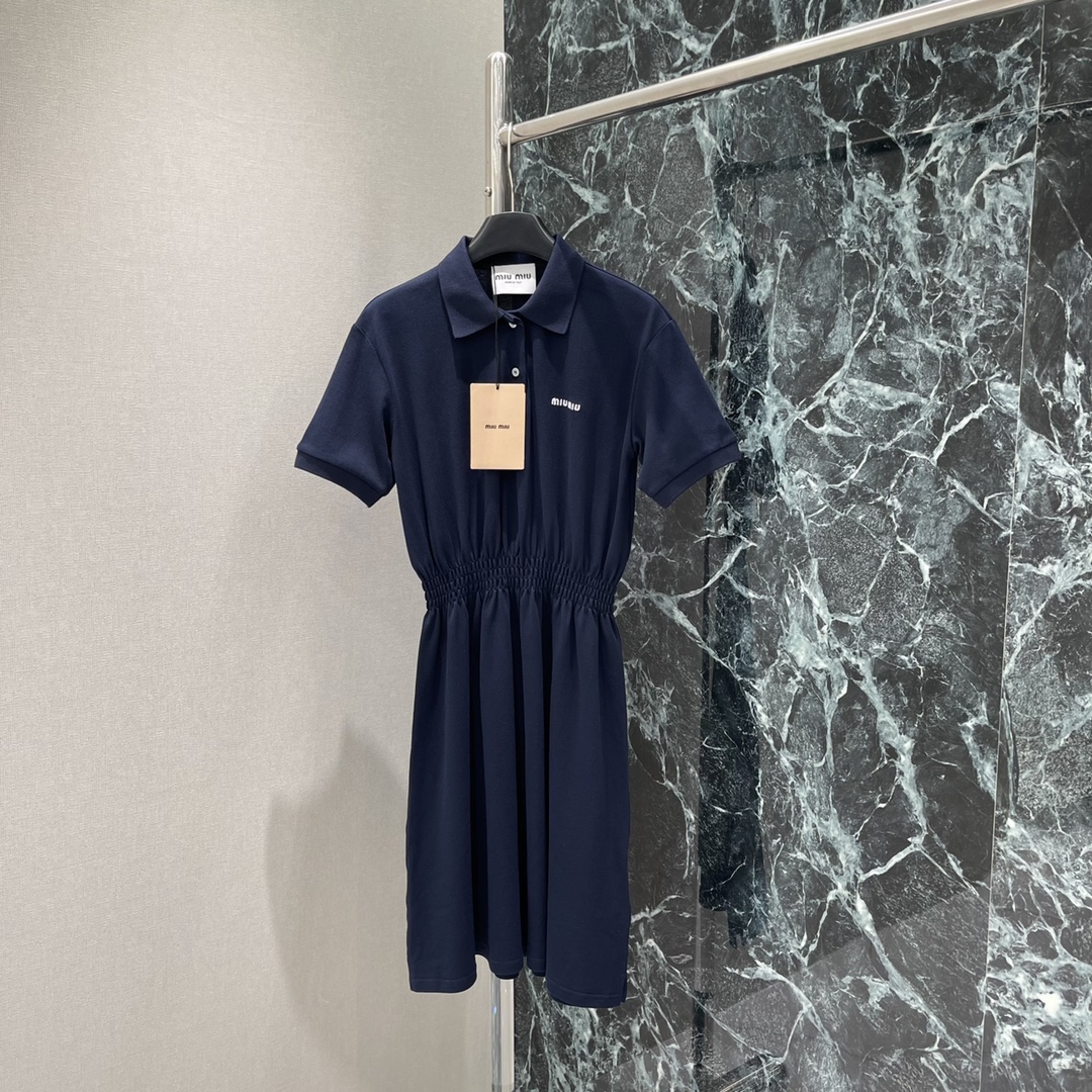 
Miu 25早秋新款 翻领短袖连衣裙 胸前经典品牌logo刺绣点缀，收腰裙摆灵动飘逸 勾勒曼妙身姿 无
