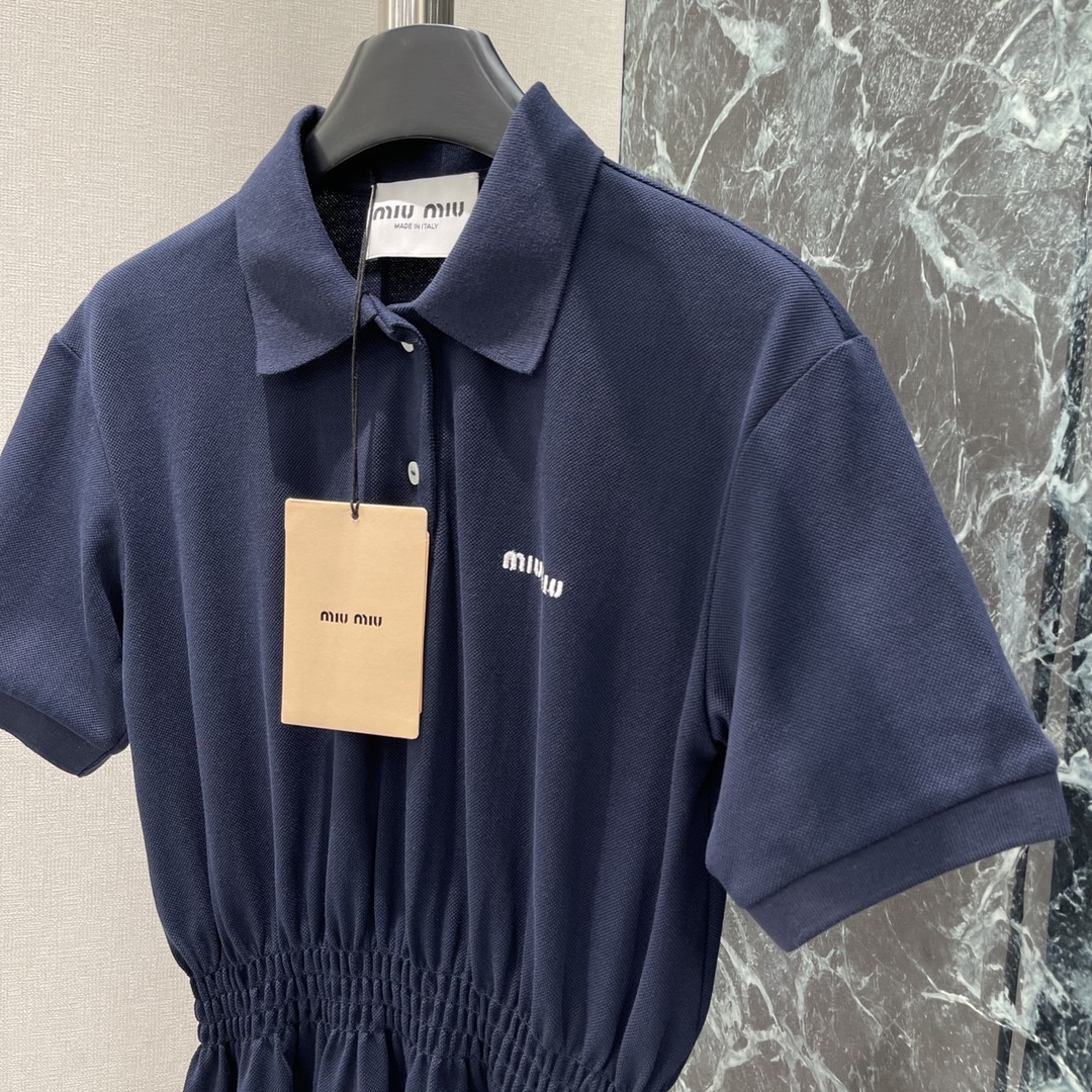 
Miu 25早秋新款 翻领短袖连衣裙 胸前经典品牌logo刺绣点缀，收腰裙摆灵动飘逸 勾勒曼妙身姿 无