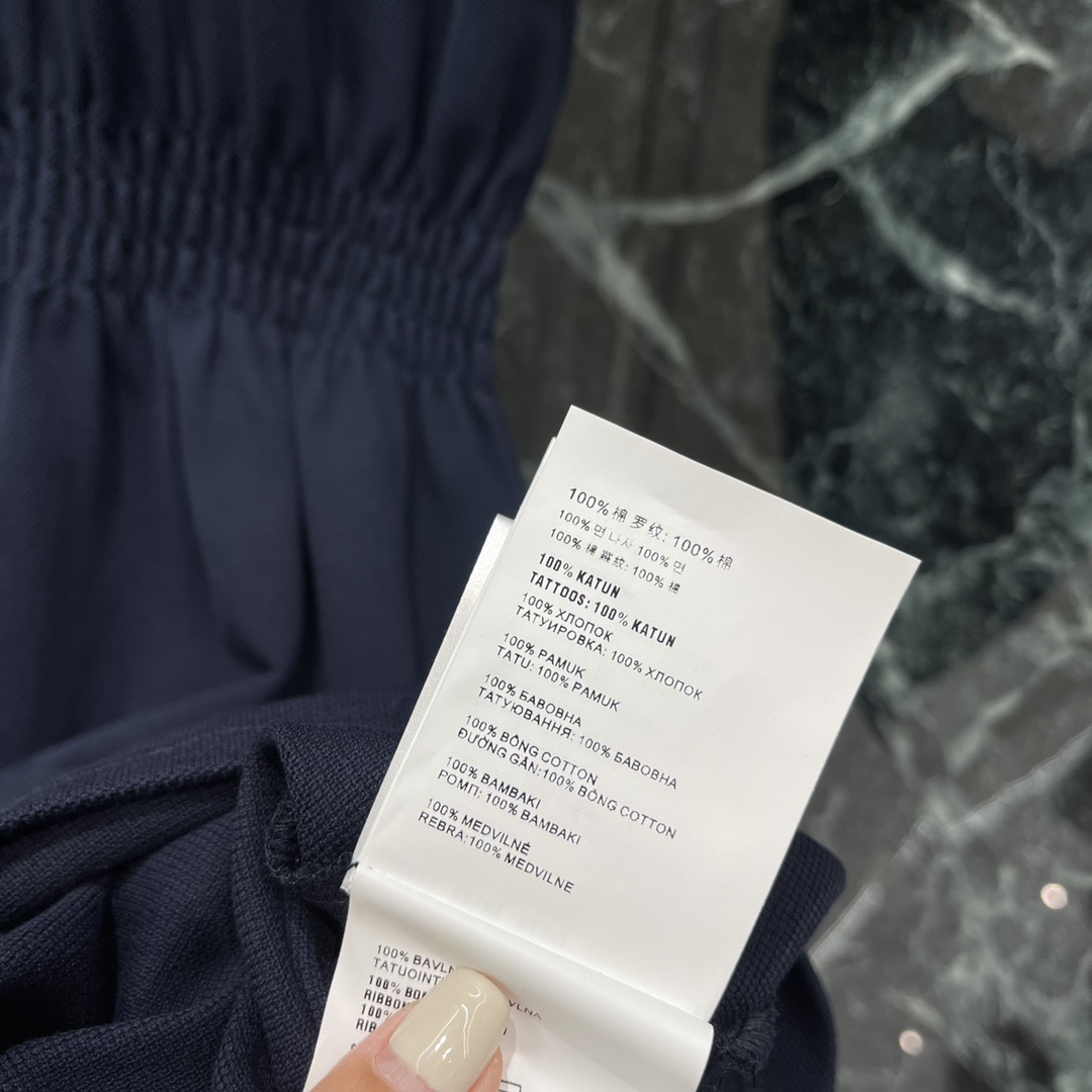 
Miu 25早秋新款 翻领短袖连衣裙 胸前经典品牌logo刺绣点缀，收腰裙摆灵动飘逸 勾勒曼妙身姿 无