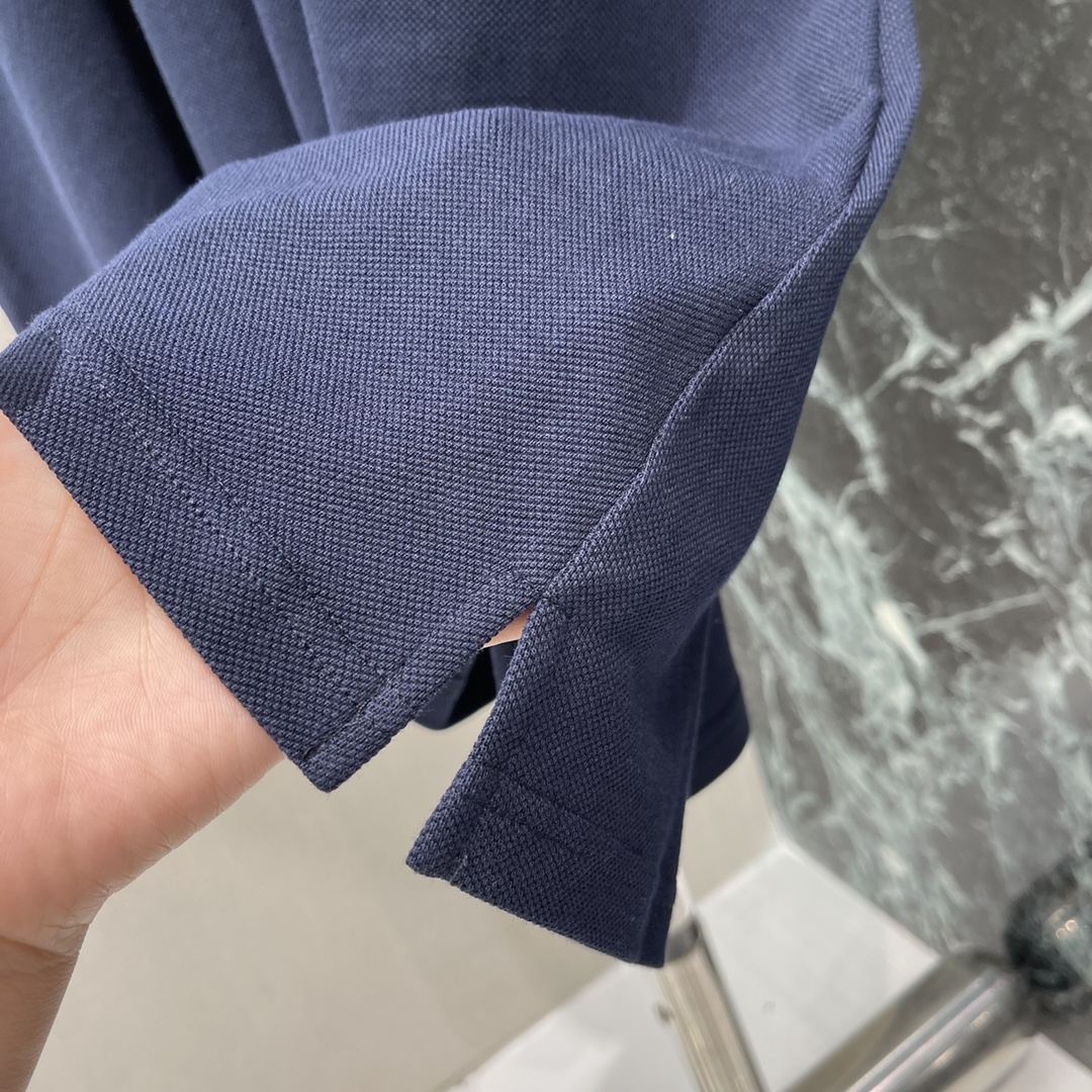 
Miu 25早秋新款 翻领短袖连衣裙 胸前经典品牌logo刺绣点缀，收腰裙摆灵动飘逸 勾勒曼妙身姿 无