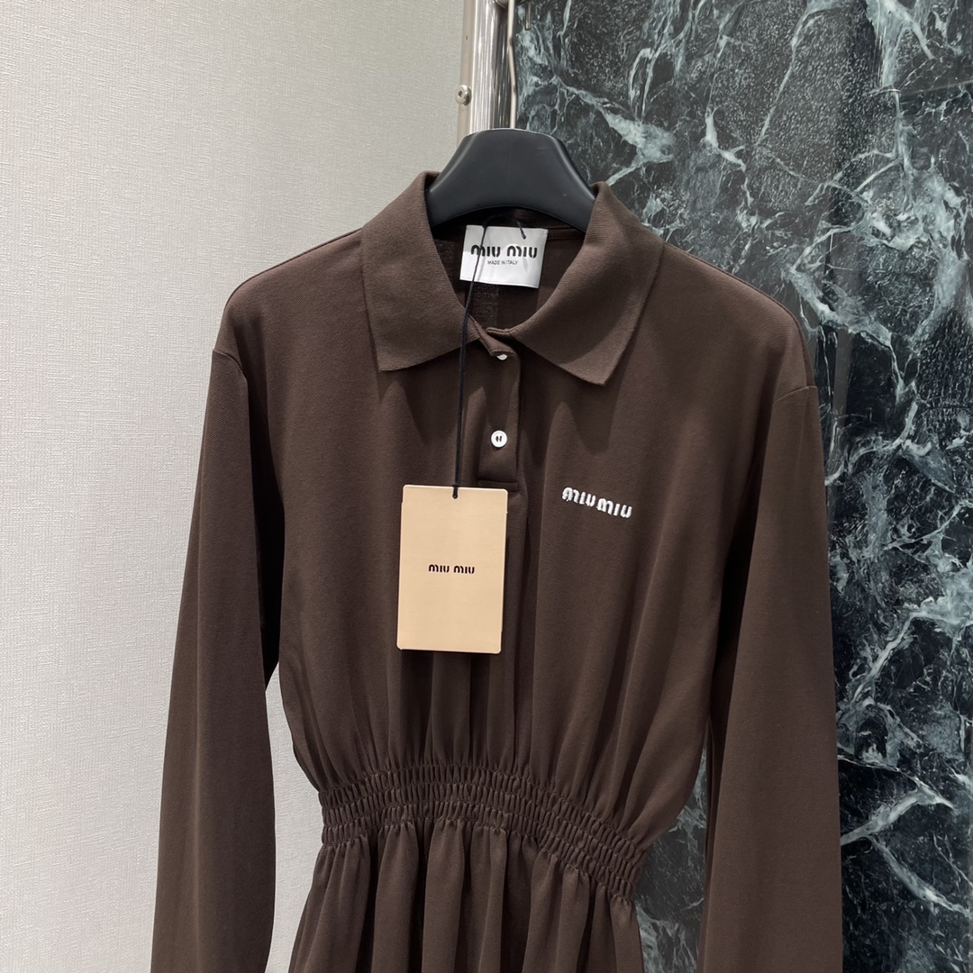 
Miu 25早秋新款 翻领长袖连衣裙 胸前经典品牌logo刺绣点缀，收腰裙摆灵动飘逸 勾勒曼妙身姿 无