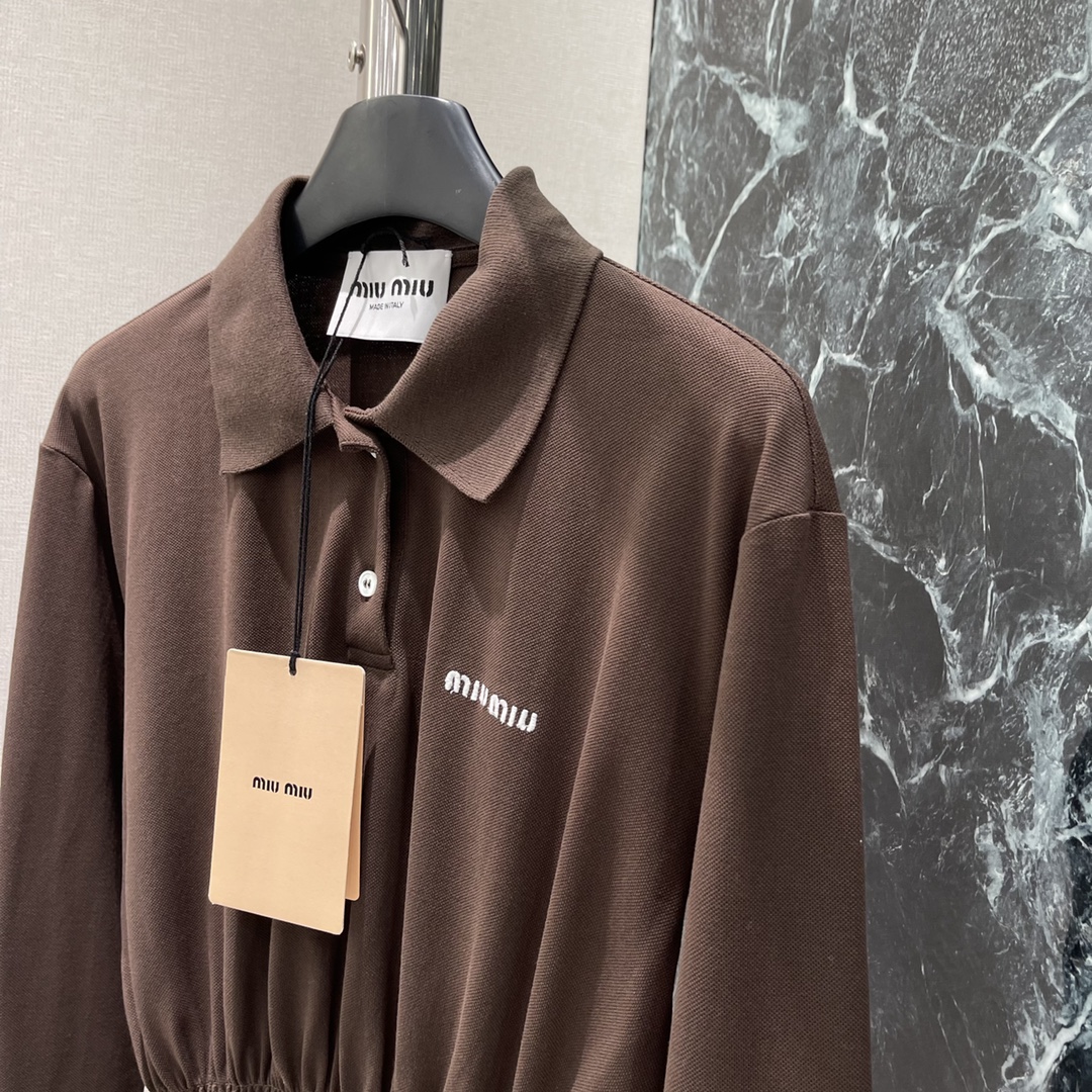 
Miu 25早秋新款 翻领长袖连衣裙 胸前经典品牌logo刺绣点缀，收腰裙摆灵动飘逸 勾勒曼妙身姿 无