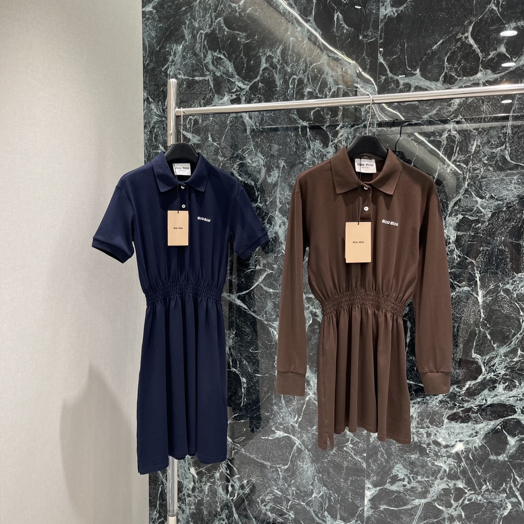 
Miu 25早秋新款 翻领长袖连衣裙 胸前经典品牌logo刺绣点缀，收腰裙摆灵动飘逸 勾勒曼妙身姿 无