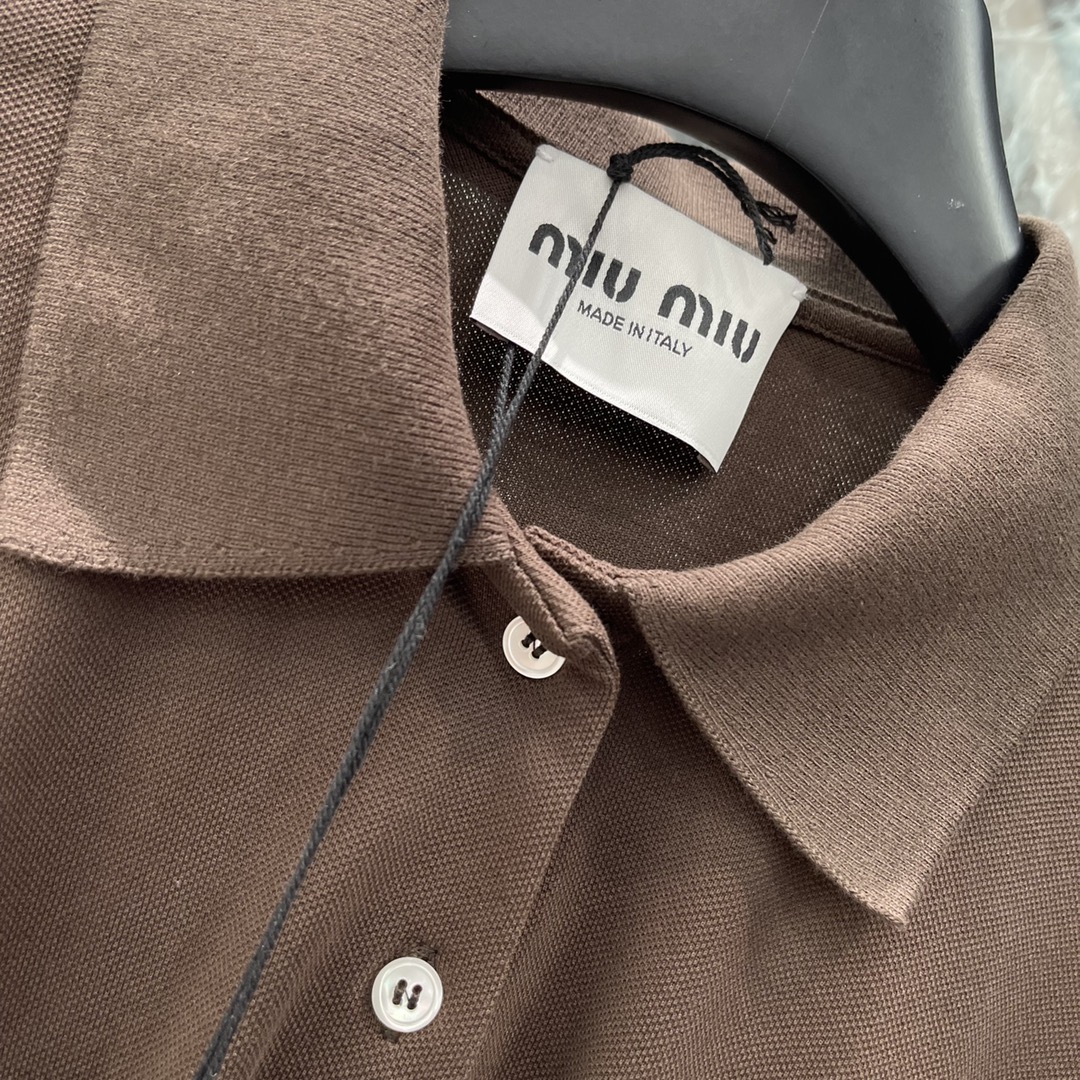 
Miu 25早秋新款 翻领长袖连衣裙 胸前经典品牌logo刺绣点缀，收腰裙摆灵动飘逸 勾勒曼妙身姿 无