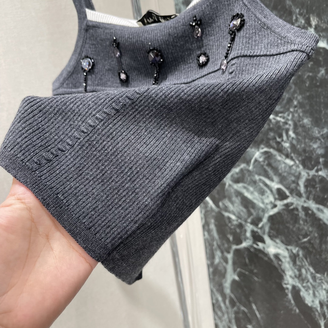 
Miu 25早秋新款 钉珠针织吊带 胸前字母微标logo 彰显品牌时尚 减龄少女气质百搭，经典修身版型