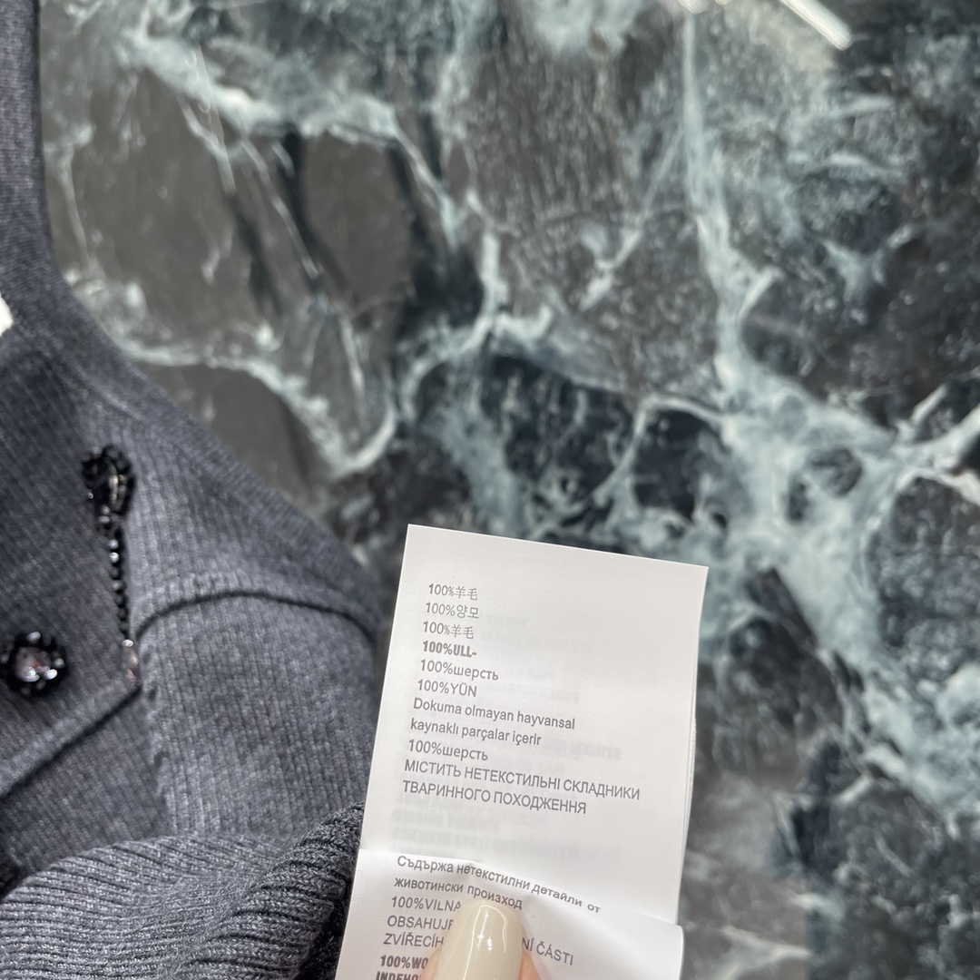 
Miu 25早秋新款 钉珠针织吊带 胸前字母微标logo 彰显品牌时尚 减龄少女气质百搭，经典修身版型
