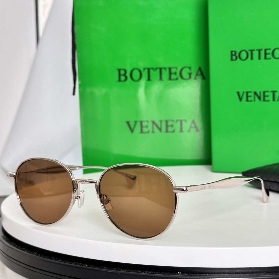   变色片 ‼️BOTTEGA VENET*官网同步系列～
小沙丁鱼腿搭配镜尾钢珠，质感满满💯
内里小凹