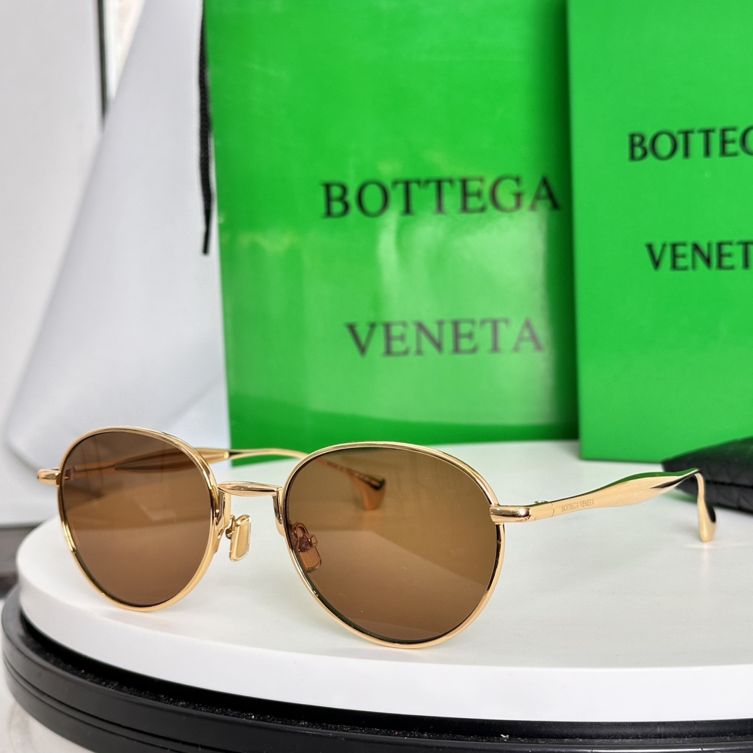   变色片 ‼️BOTTEGA VENET*官网同步系列～
小沙丁鱼腿搭配镜尾钢珠，质感满满💯
内里小凹