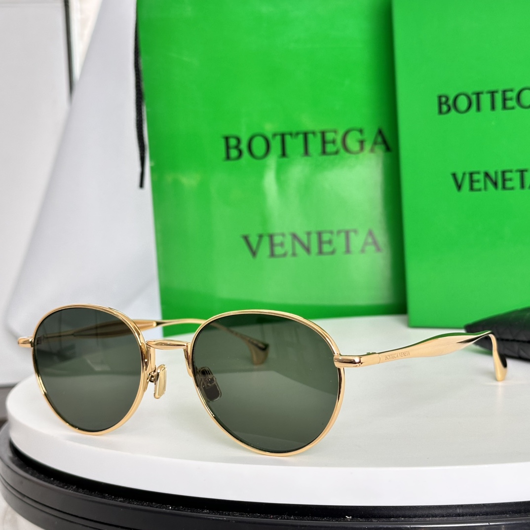   变色片 ‼️BOTTEGA VENET*官网同步系列～
小沙丁鱼腿搭配镜尾钢珠，质感满满💯
内里小凹