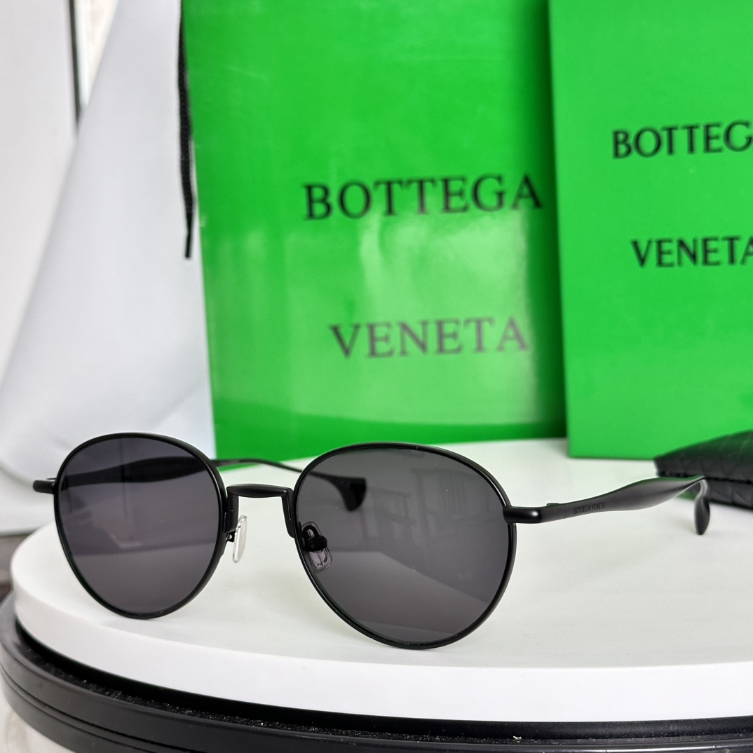   变色片 ‼️BOTTEGA VENET*官网同步系列～
小沙丁鱼腿搭配镜尾钢珠，质感满满💯
内里小凹