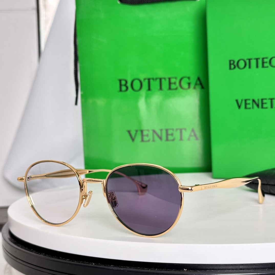   变色片 ‼️BOTTEGA VENET*官网同步系列～
小沙丁鱼腿搭配镜尾钢珠，质感满满💯
内里小凹