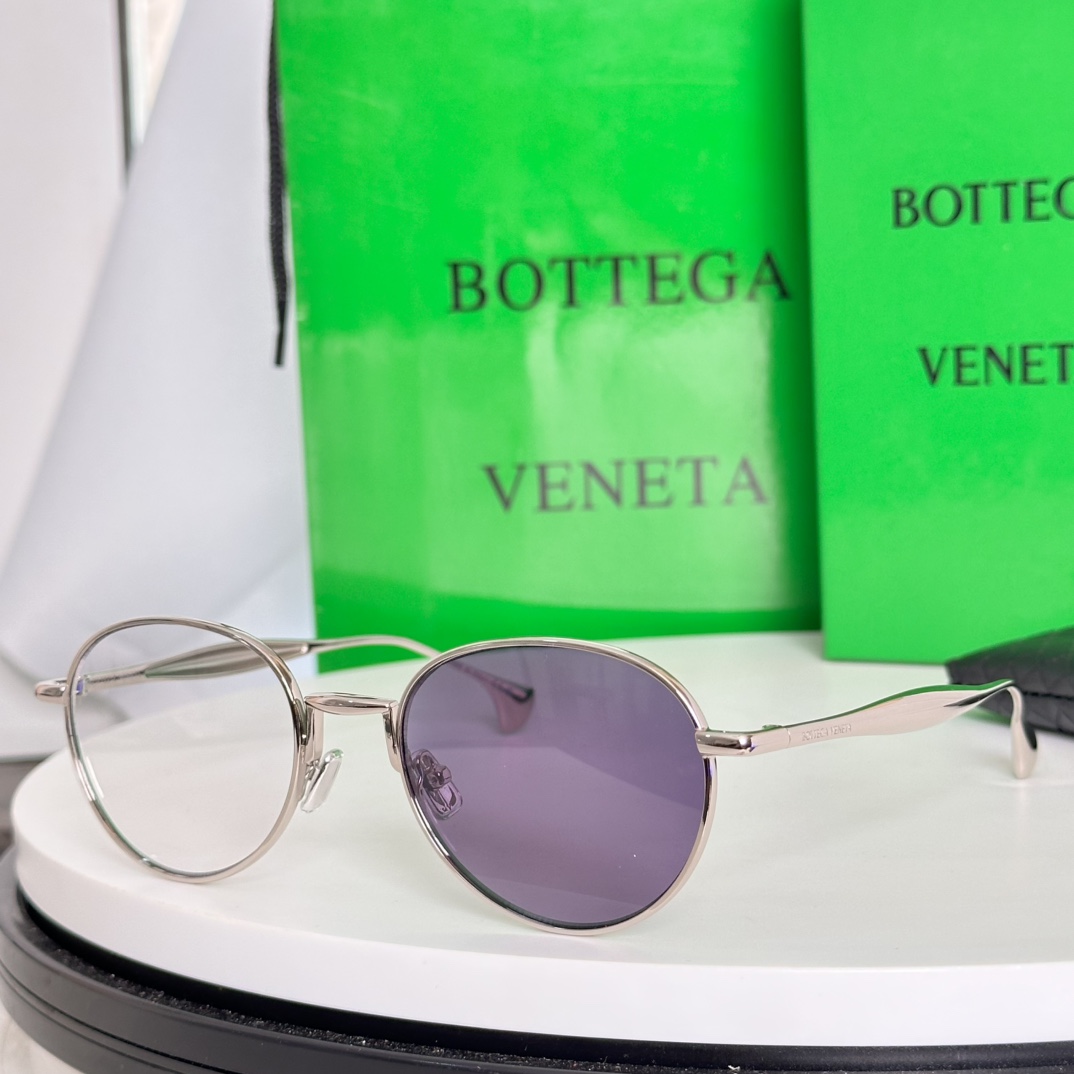   变色片 ‼️BOTTEGA VENET*官网同步系列～
小沙丁鱼腿搭配镜尾钢珠，质感满满💯
内里小凹
