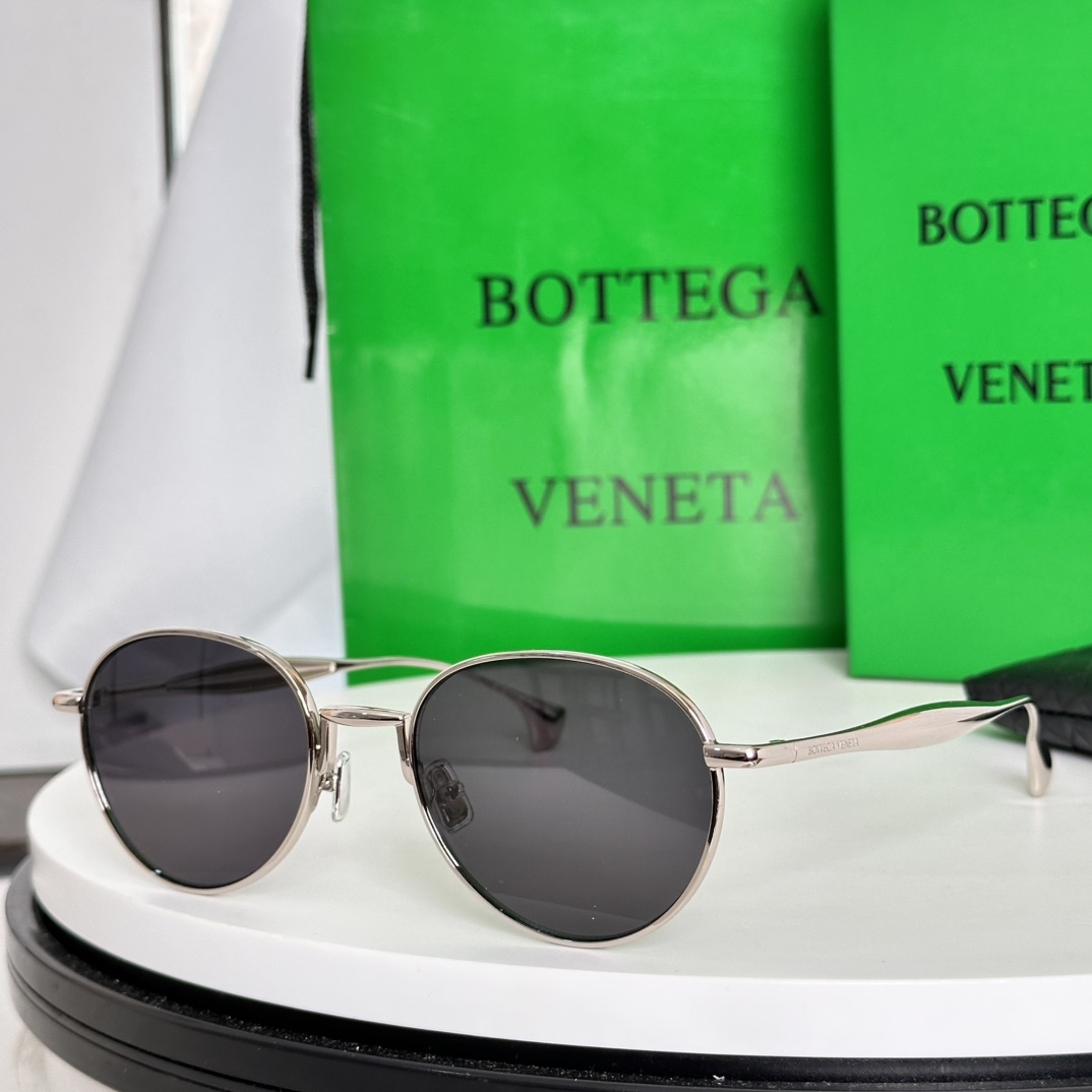   变色片 ‼️BOTTEGA VENET*官网同步系列～
小沙丁鱼腿搭配镜尾钢珠，质感满满💯
内里小凹