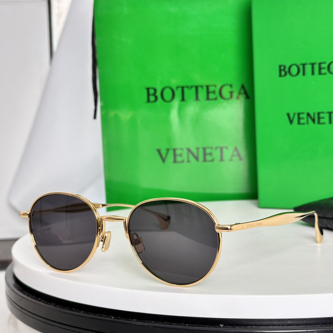   变色片 ‼️BOTTEGA VENET*官网同步系列～
小沙丁鱼腿搭配镜尾钢珠，质感满满💯
内里小凹